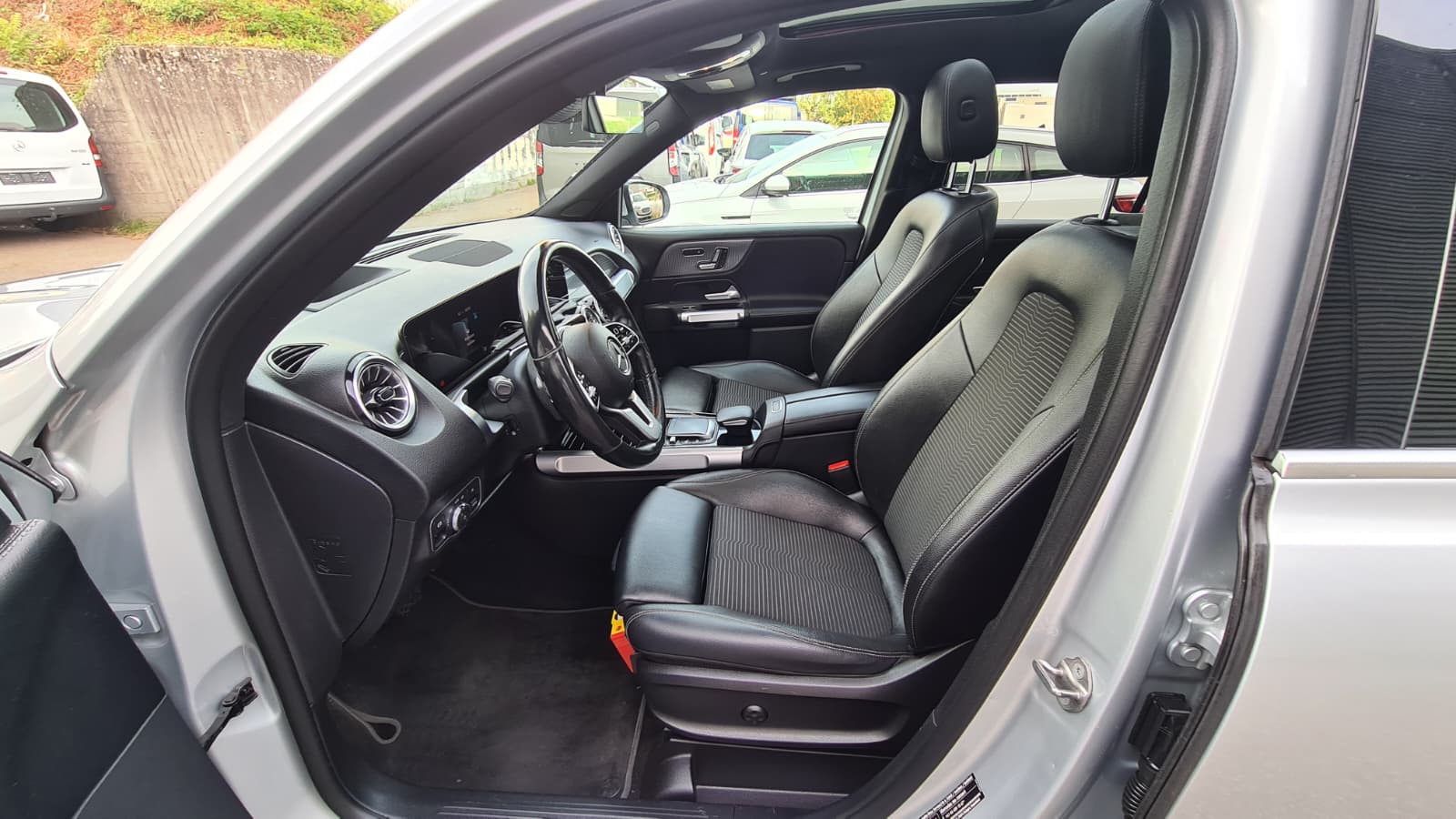 MERCEDES-BENZ GLB 220 d 4Matic Style 8G-Tronic ** Teil-Leder ** Gr-Navi ** RF-Kamera ** Anh-Kupplung ** Panorama-Glasdach ** Ab MFK & Service-image-18