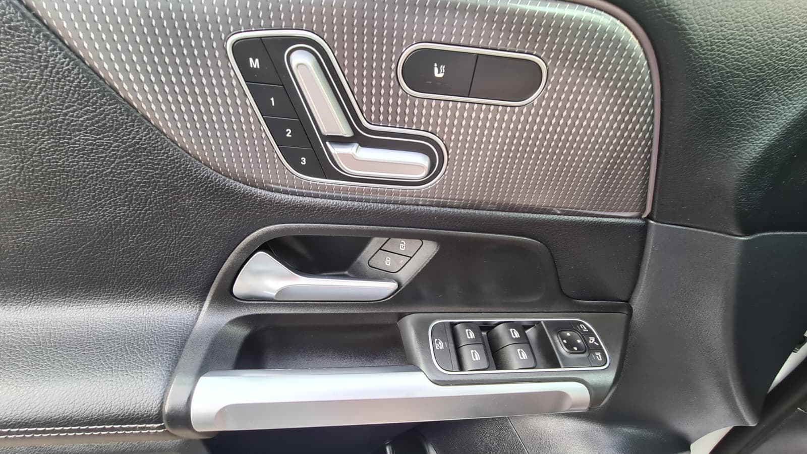 MERCEDES-BENZ GLB 220 d 4Matic Style 8G-Tronic ** Teil-Leder ** Gr-Navi ** RF-Kamera ** Anh-Kupplung ** Panorama-Glasdach ** Ab MFK & Service-image-11