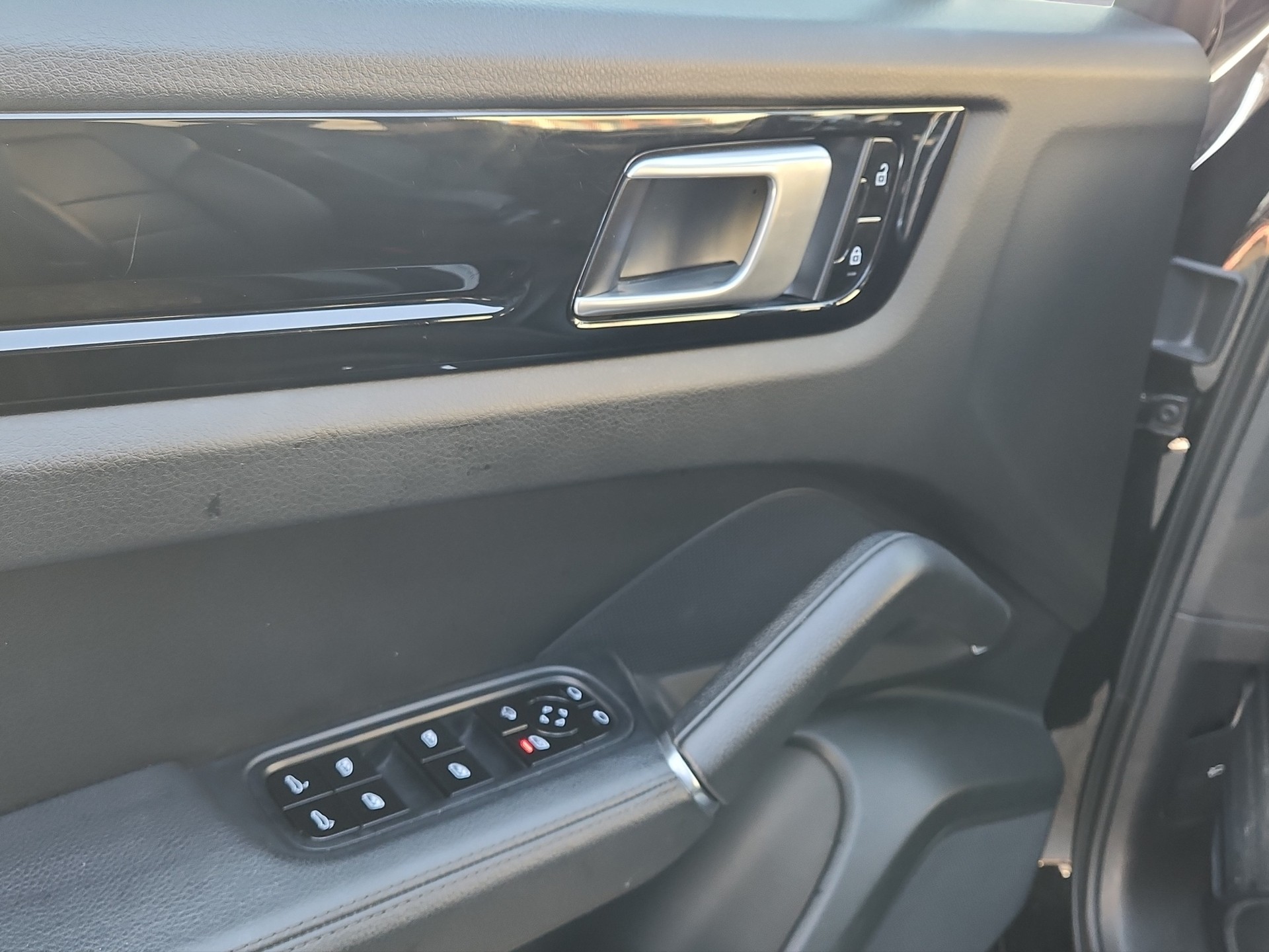 PORSCHE Cayenne-image-13