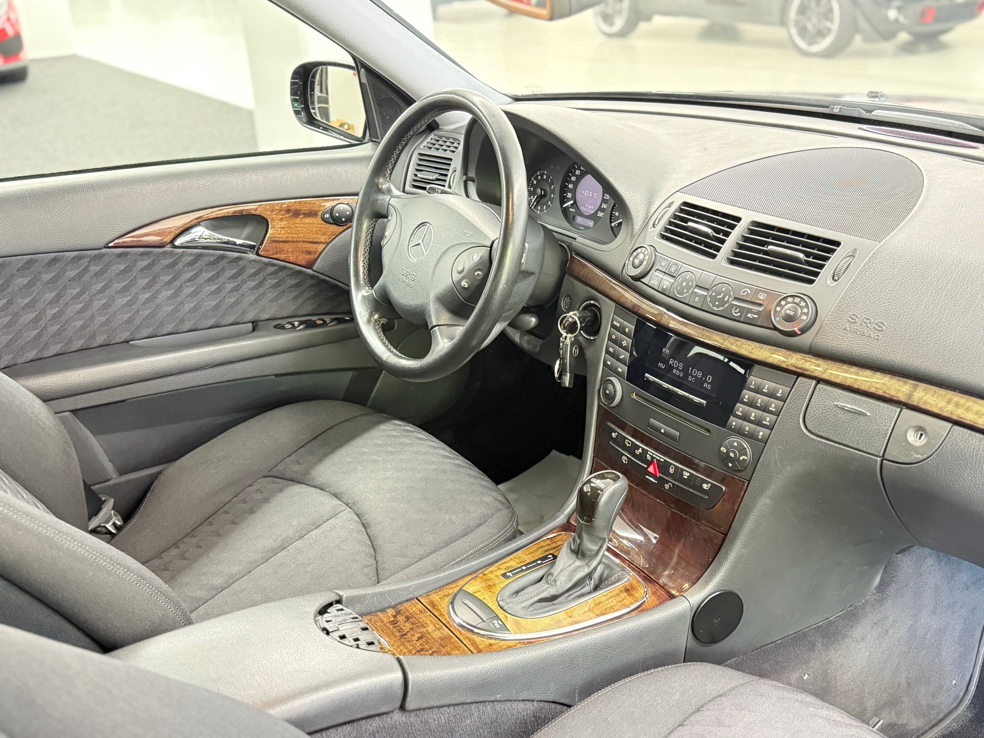 MERCEDES-BENZ E 200 Kompressor Classic-image-9
