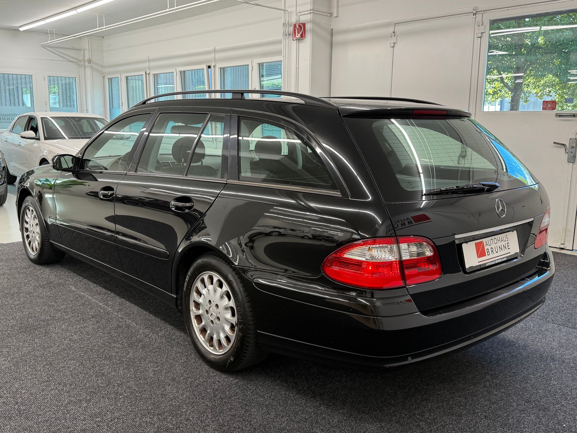 MERCEDES-BENZ E 200 Kompressor Classic-image-6