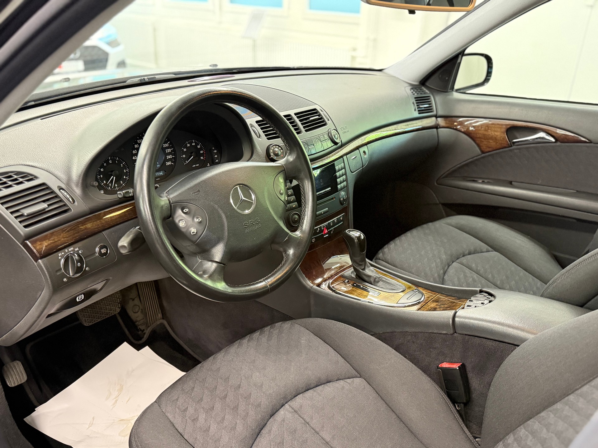 MERCEDES-BENZ E 200 Kompressor Classic-image-7