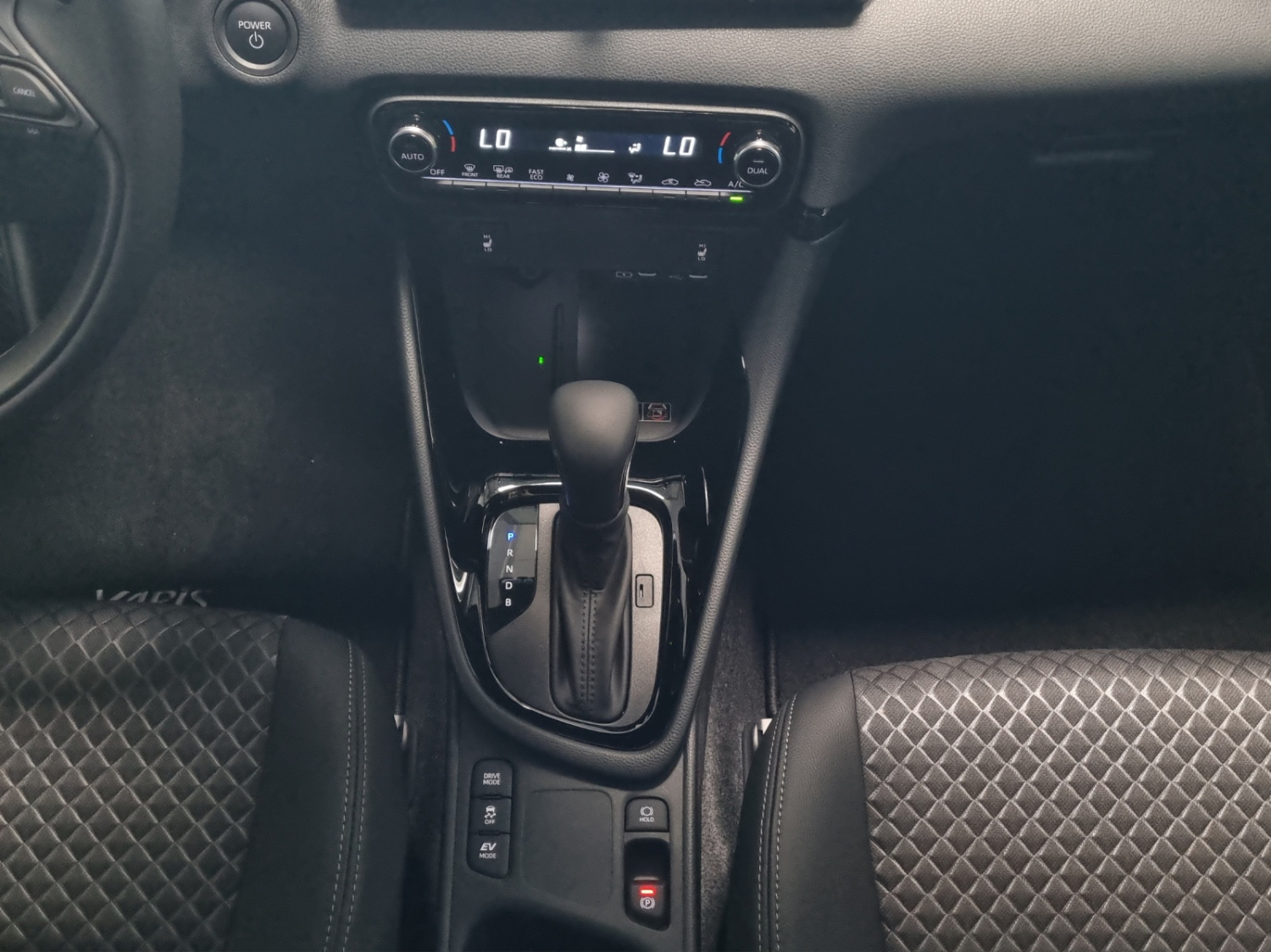 TOYOTA Yaris 1.5 VVT-i HSD Premium-image-12