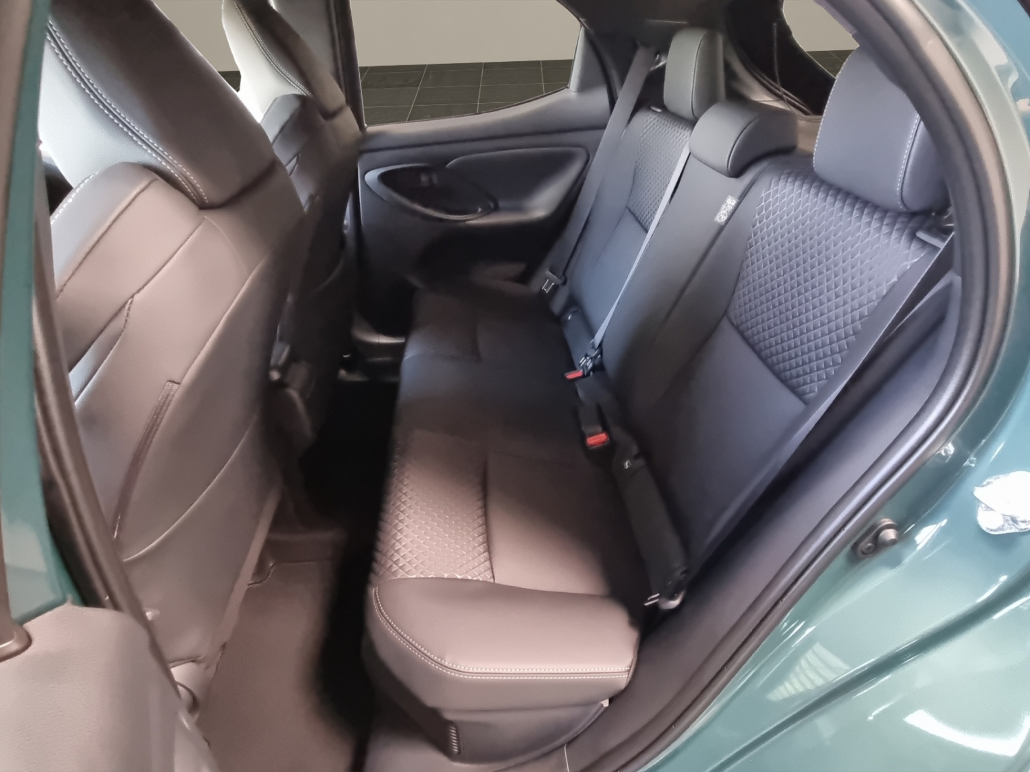 TOYOTA Yaris 1.5 VVT-i HSD Premium-image-11