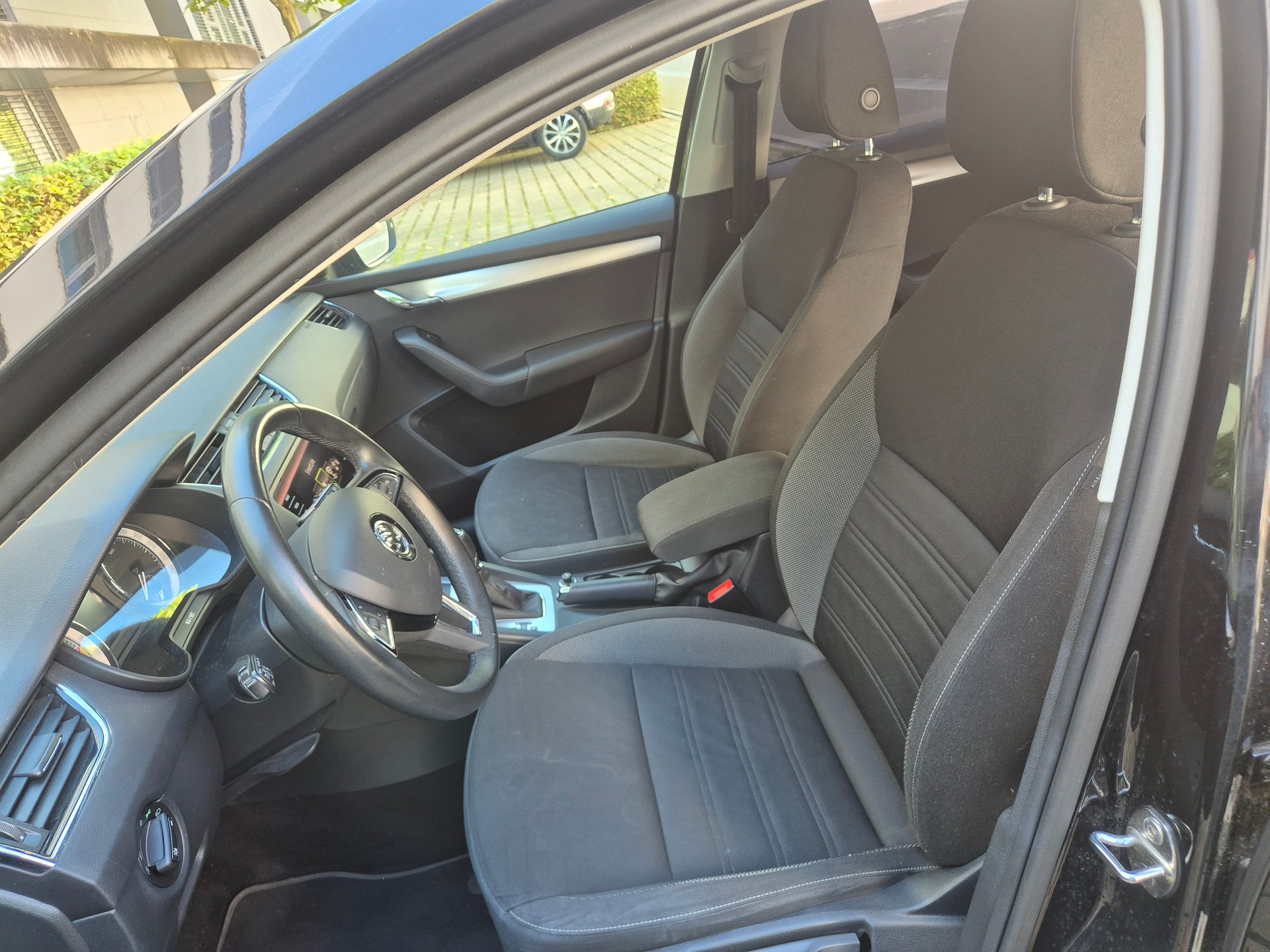 SKODA 2.0 TDI 150 Swiss Line 25 DSG-image-3