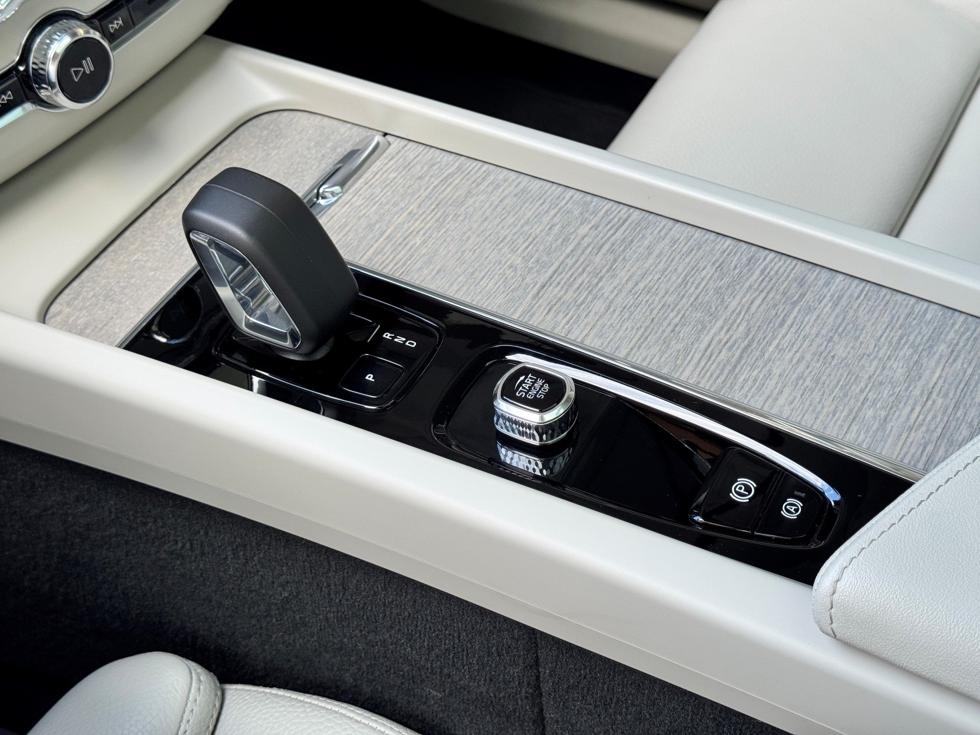 VOLVO XC60 2.0 T6 TE Ultimate Bright eAWD-image-19