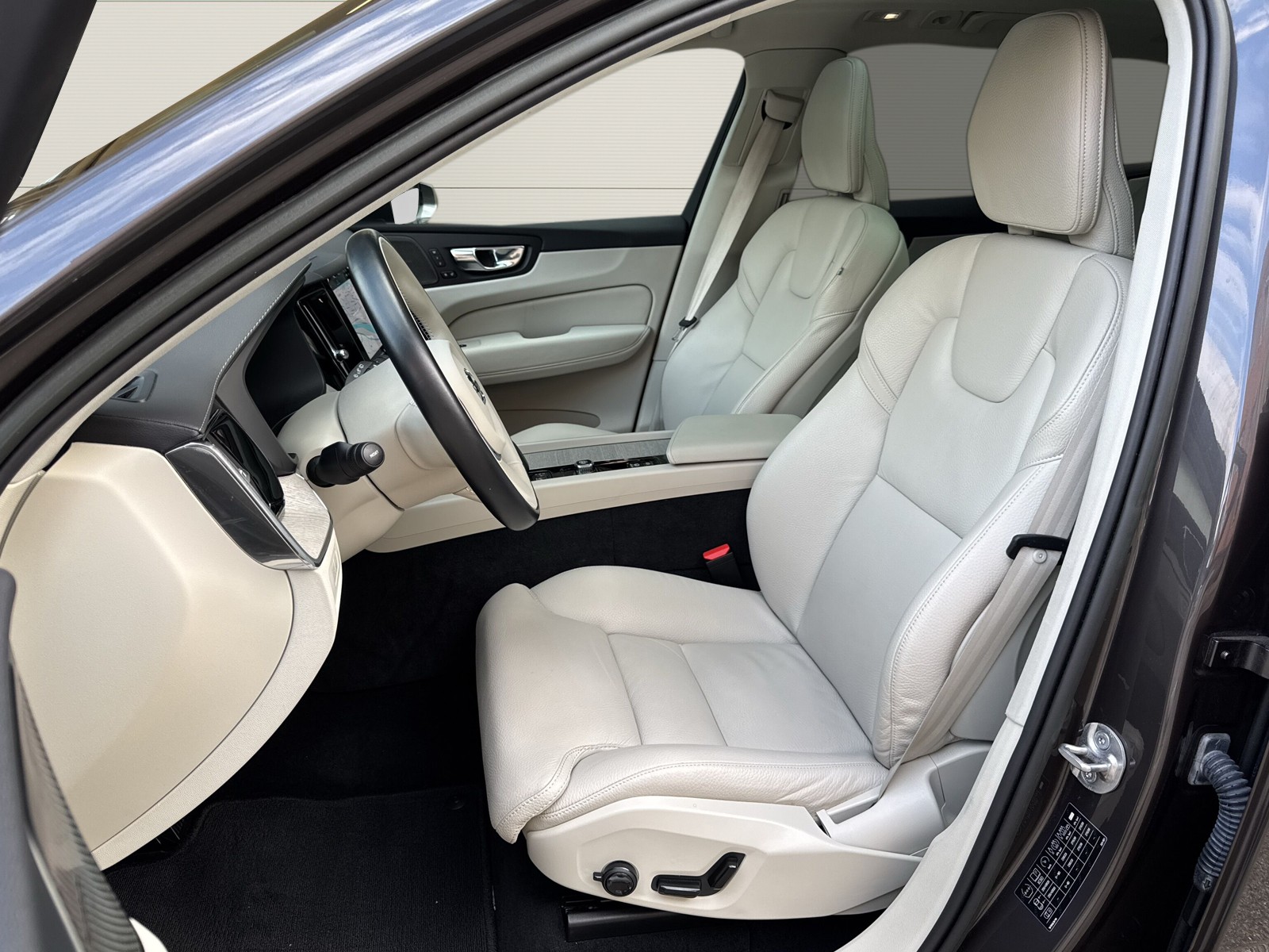 VOLVO XC60 2.0 T6 TE Ultimate Bright eAWD-image-8