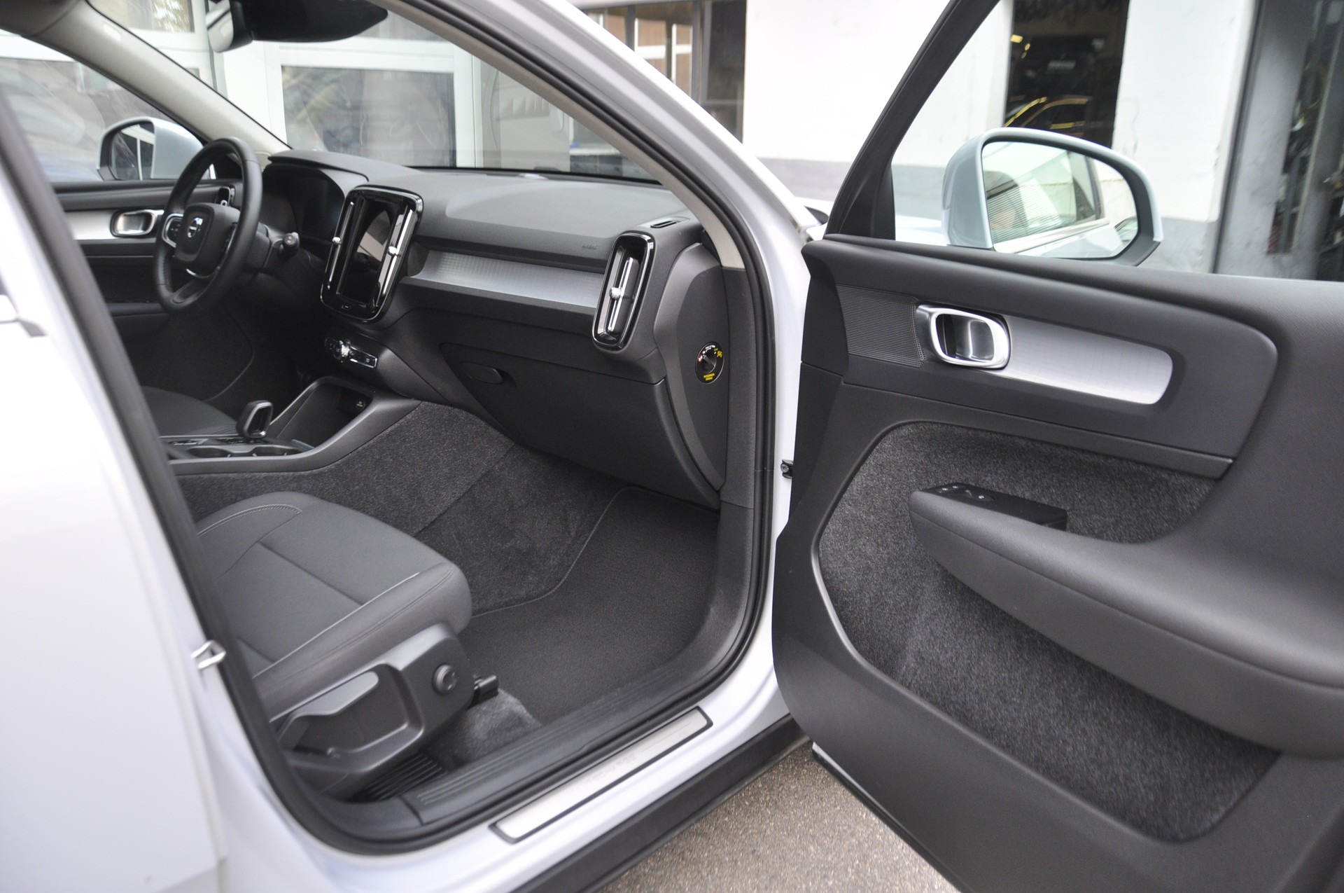 VOLVO XC40 T4 TwE Inscription Expression DCT I Anhängerkupplung-image-6