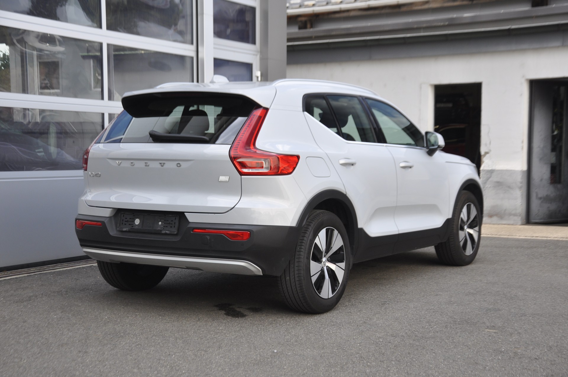 VOLVO XC40 T4 TwE Inscription Expression DCT I Anhängerkupplung-image-2