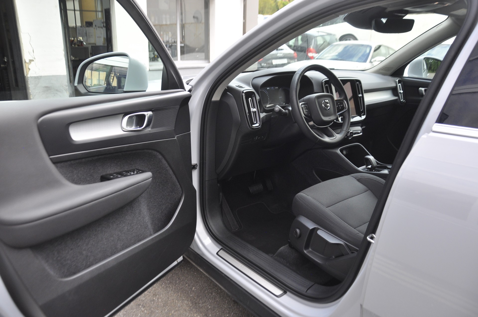 VOLVO XC40 T4 TwE Inscription Expression DCT I Anhängerkupplung-image-3