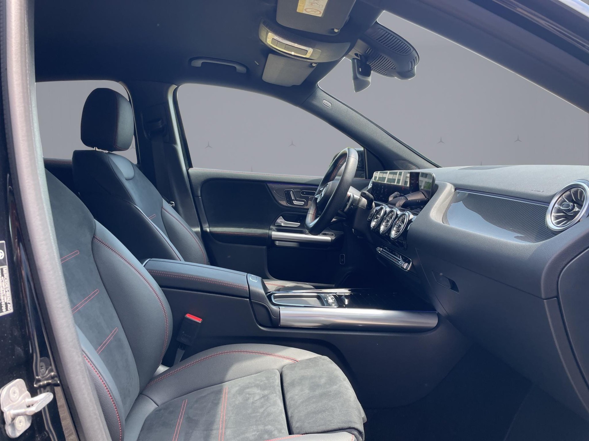 MERCEDES-BENZ GLA 200 Night Star AMG Line-image-16