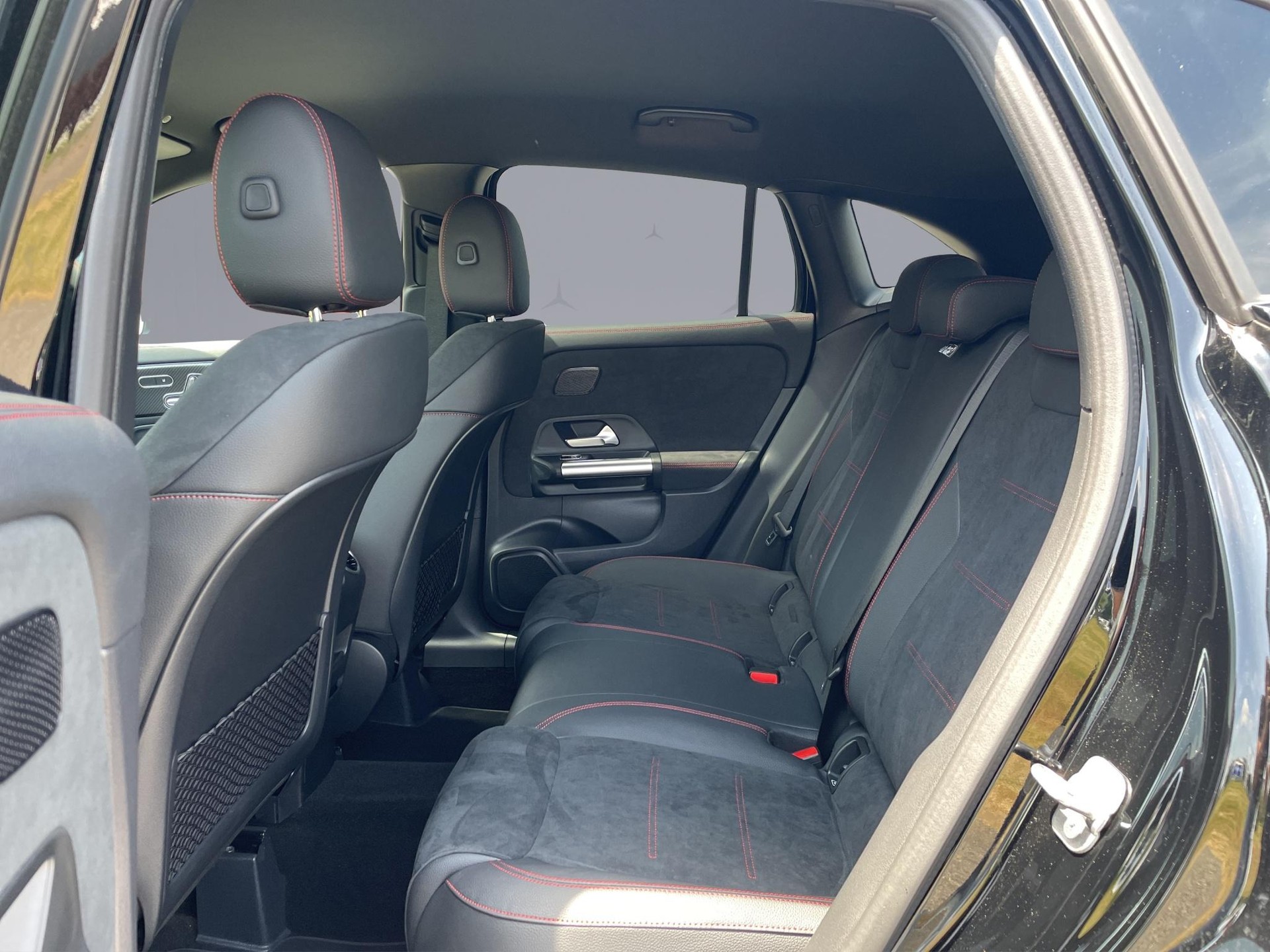 MERCEDES-BENZ GLA 200 Night Star AMG Line-image-12
