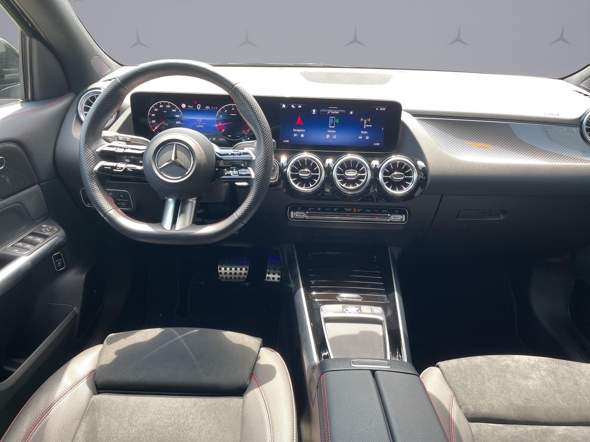 MERCEDES-BENZ GLA 200 Night Star AMG Line-image-13