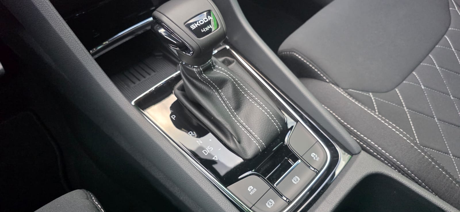 SKODA Karoq 2.0 TDI CR Sport Line 4x4 DSG-image-18