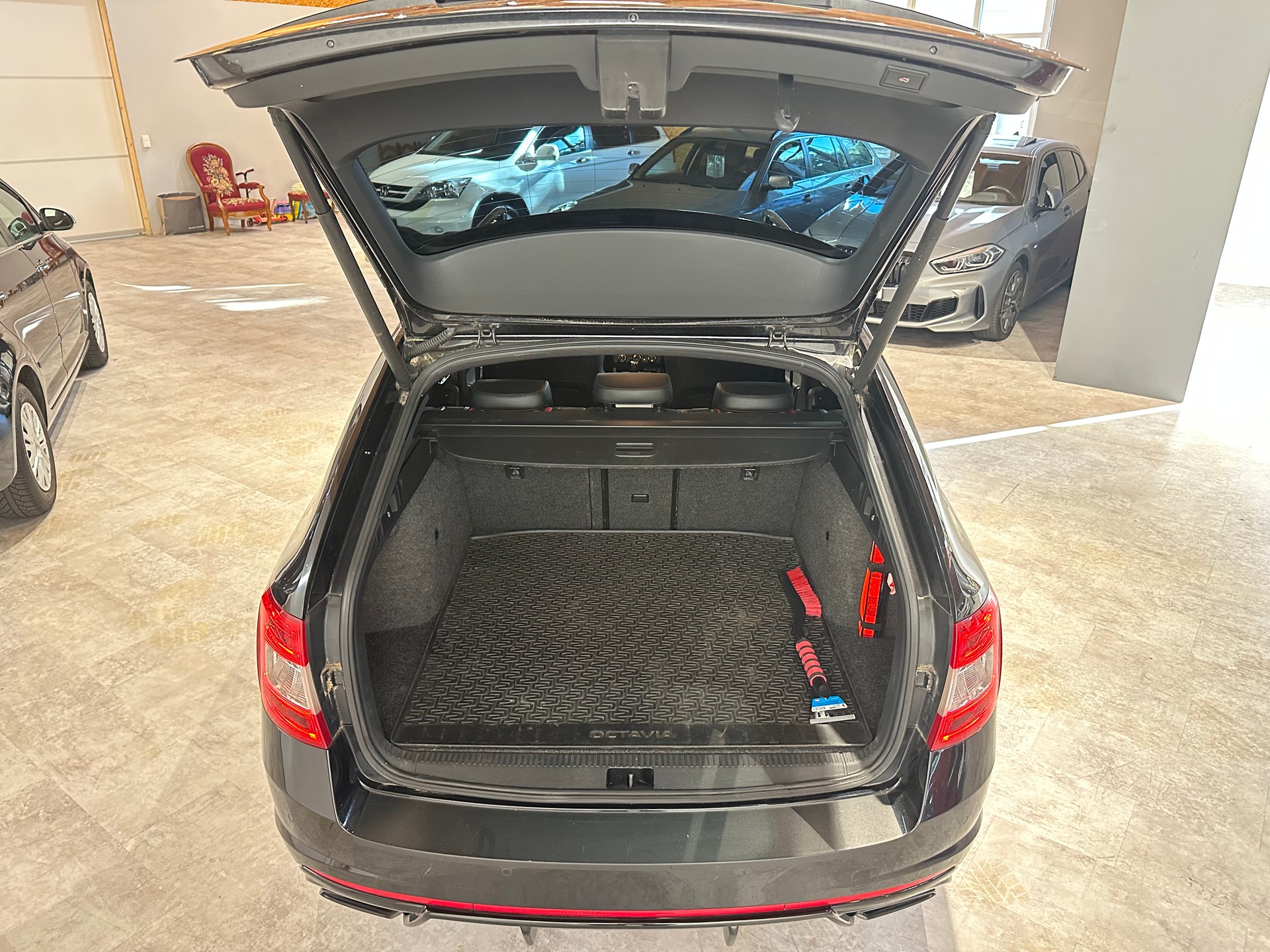 SKODA Octavia Combi 2.0 TSI RS DSG/Frisch ab MFK und Service/Lückenlos servicegepflegt/8 x 18 Zoll Alu-image-5