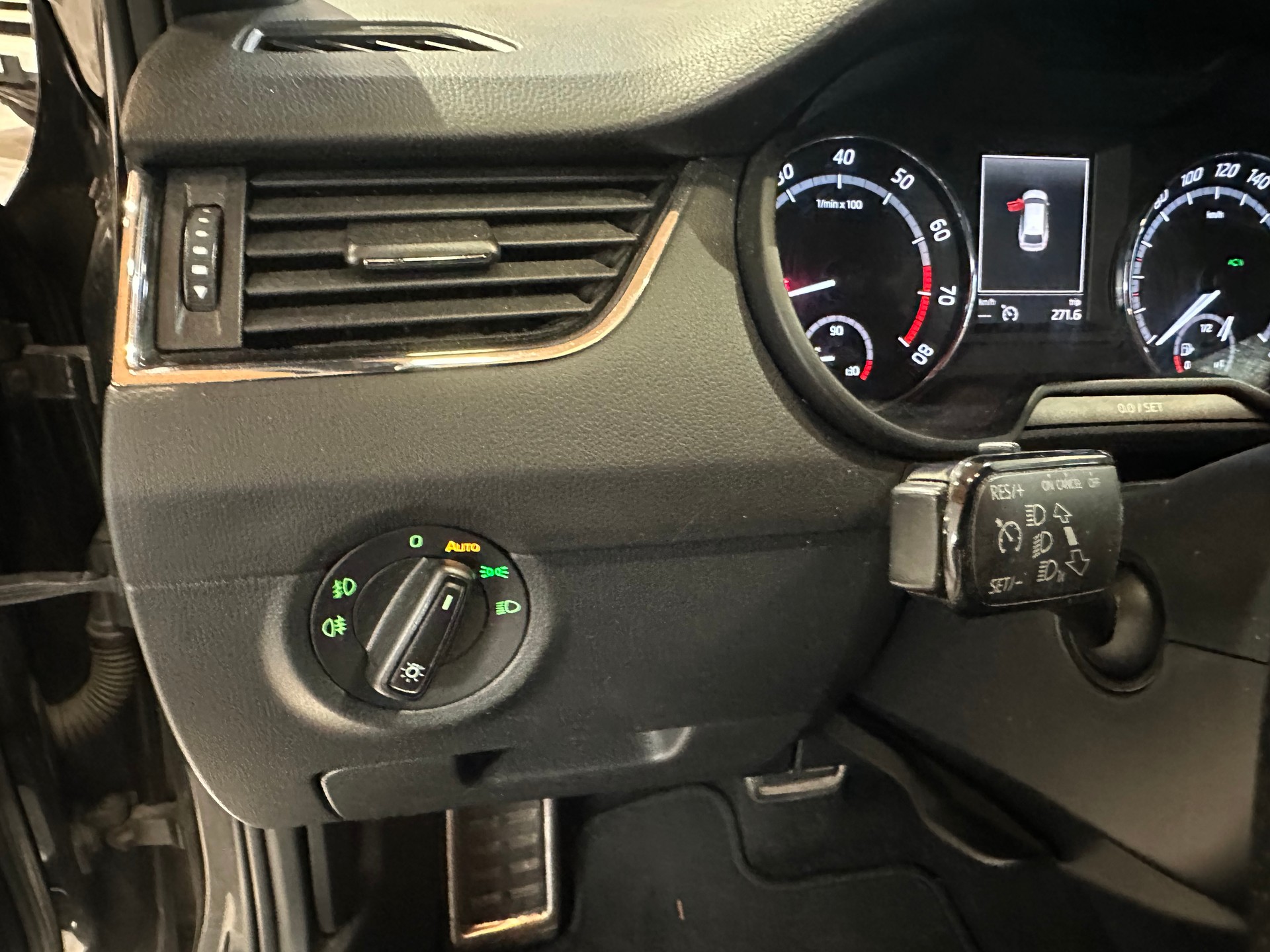 SKODA Octavia Combi 2.0 TSI RS DSG/Frisch ab MFK und Service/Lückenlos servicegepflegt/8 x 18 Zoll Alu-image-14