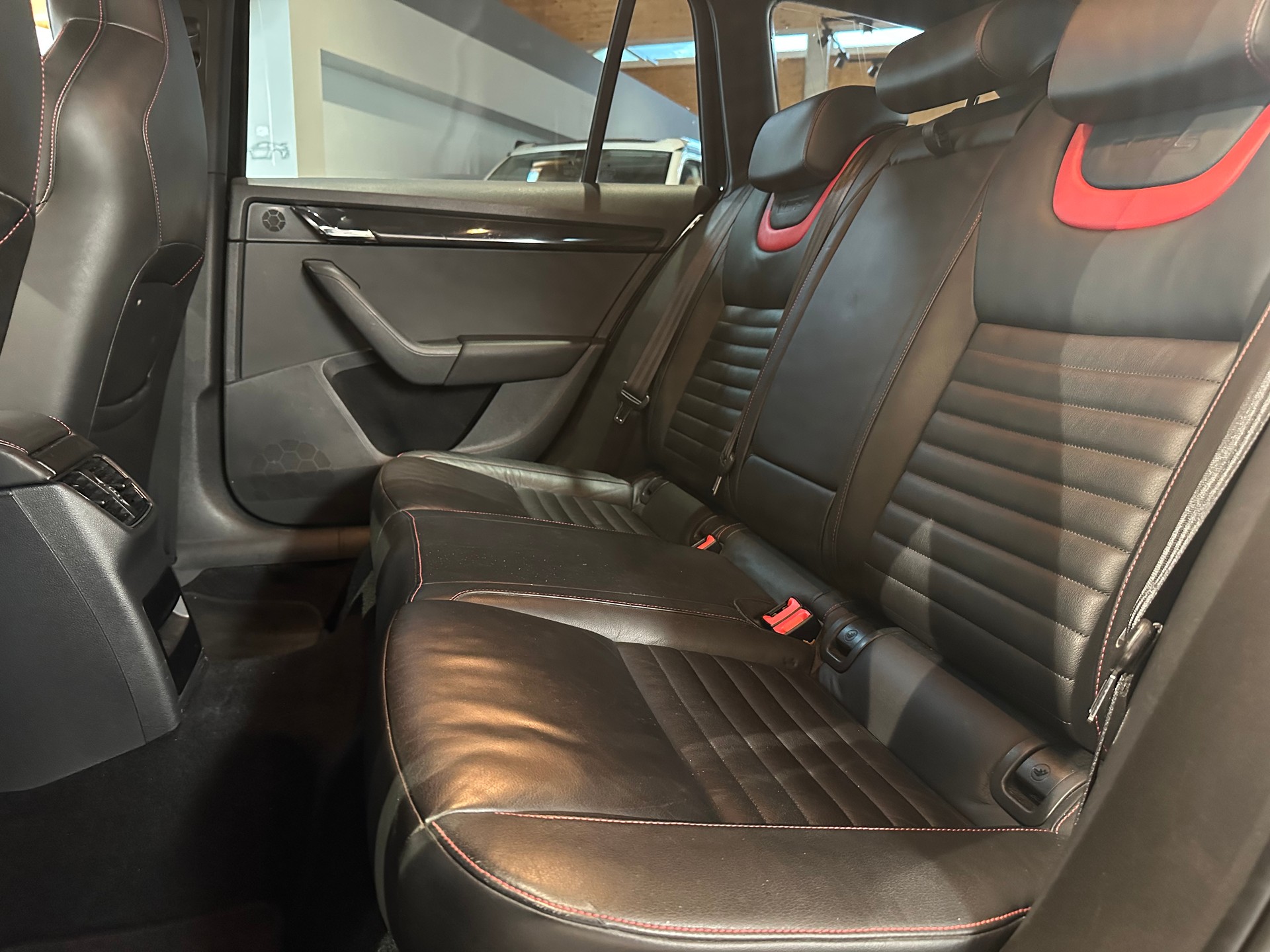 SKODA Octavia Combi 2.0 TSI RS DSG/Frisch ab MFK und Service/Lückenlos servicegepflegt/8 x 18 Zoll Alu-image-23
