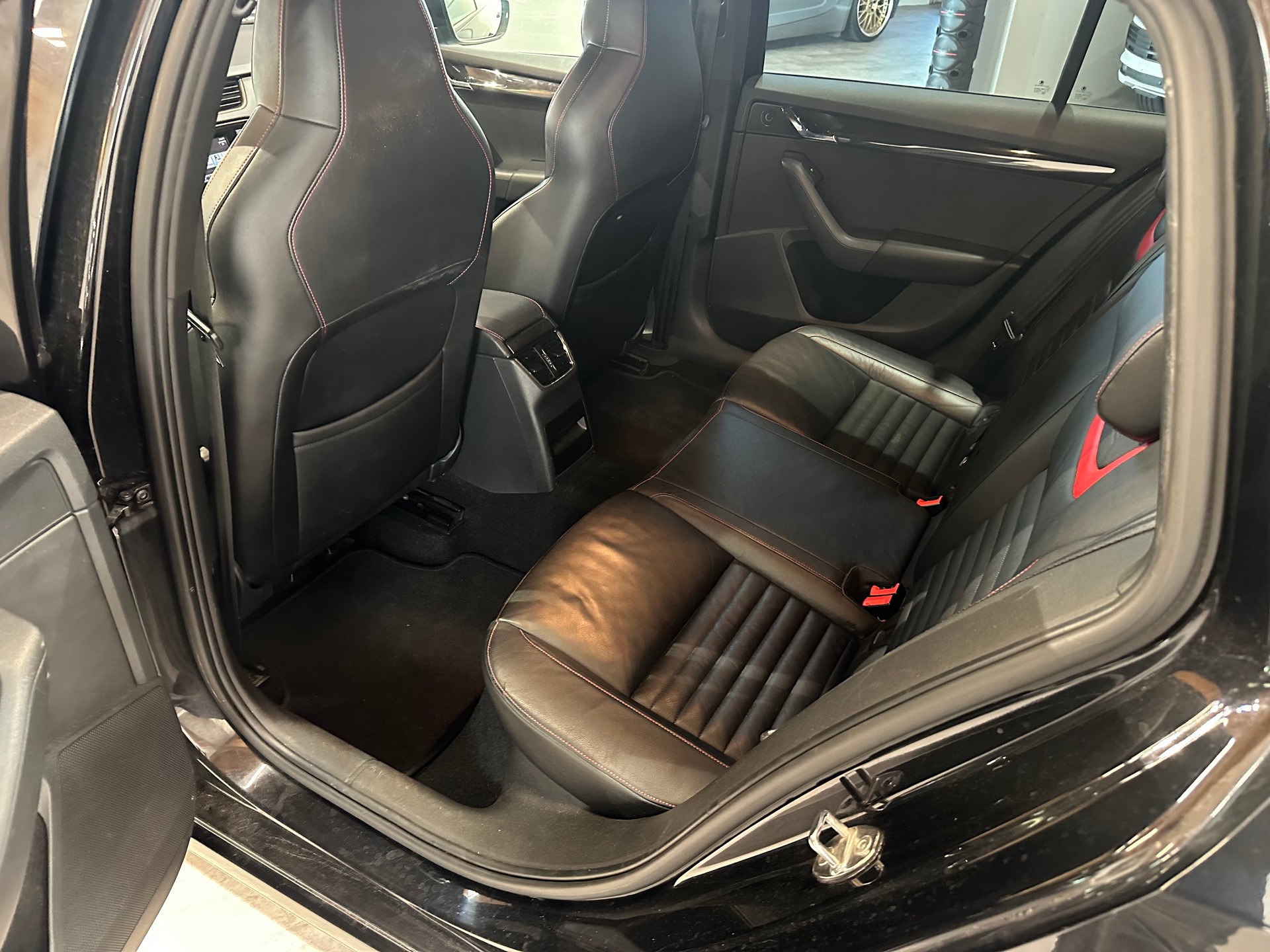 SKODA Octavia Combi 2.0 TSI RS DSG/Frisch ab MFK und Service/Lückenlos servicegepflegt/8 x 18 Zoll Alu-image-22