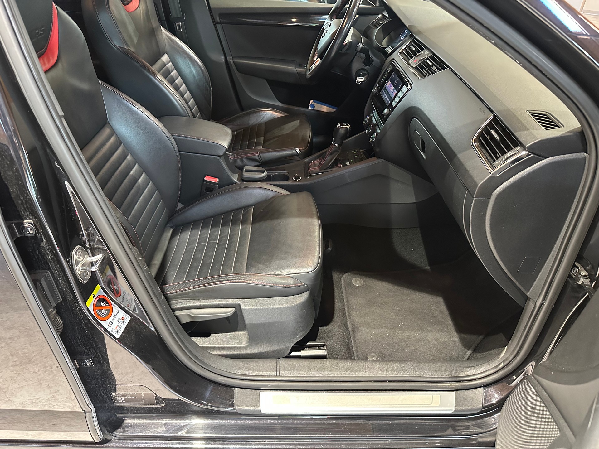 SKODA Octavia Combi 2.0 TSI RS DSG/Frisch ab MFK und Service/Lückenlos servicegepflegt/8 x 18 Zoll Alu-image-15