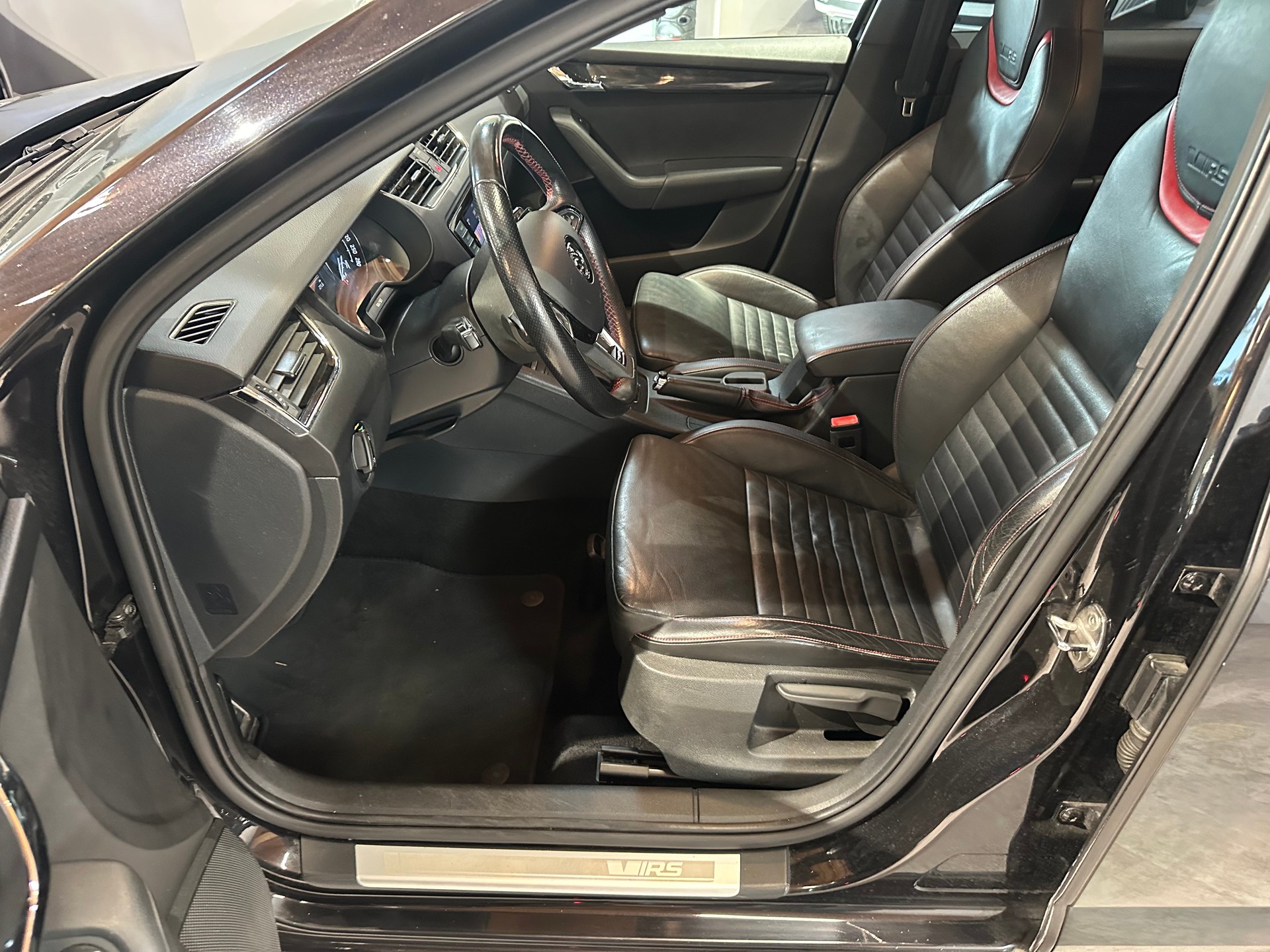 SKODA Octavia Combi 2.0 TSI RS DSG/Frisch ab MFK und Service/Lückenlos servicegepflegt/8 x 18 Zoll Alu-image-11