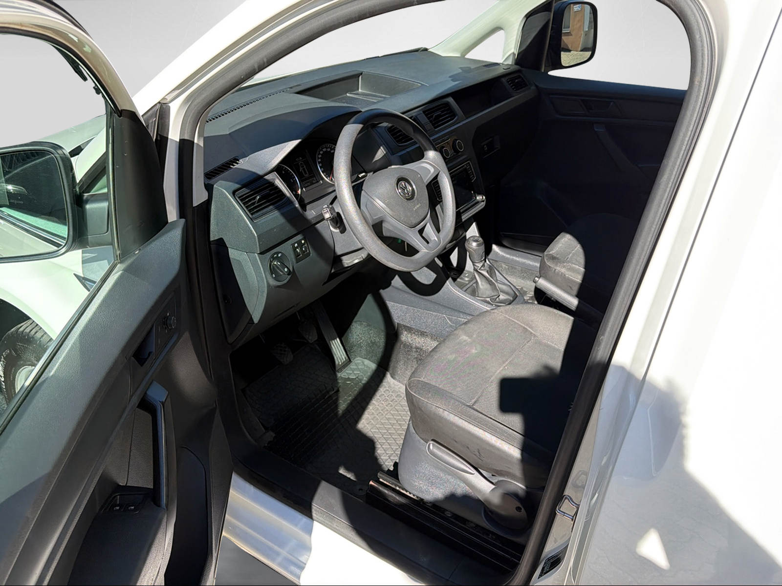 VW Caddy Maxi 2.0TDI BlueMotion Technology-image-2