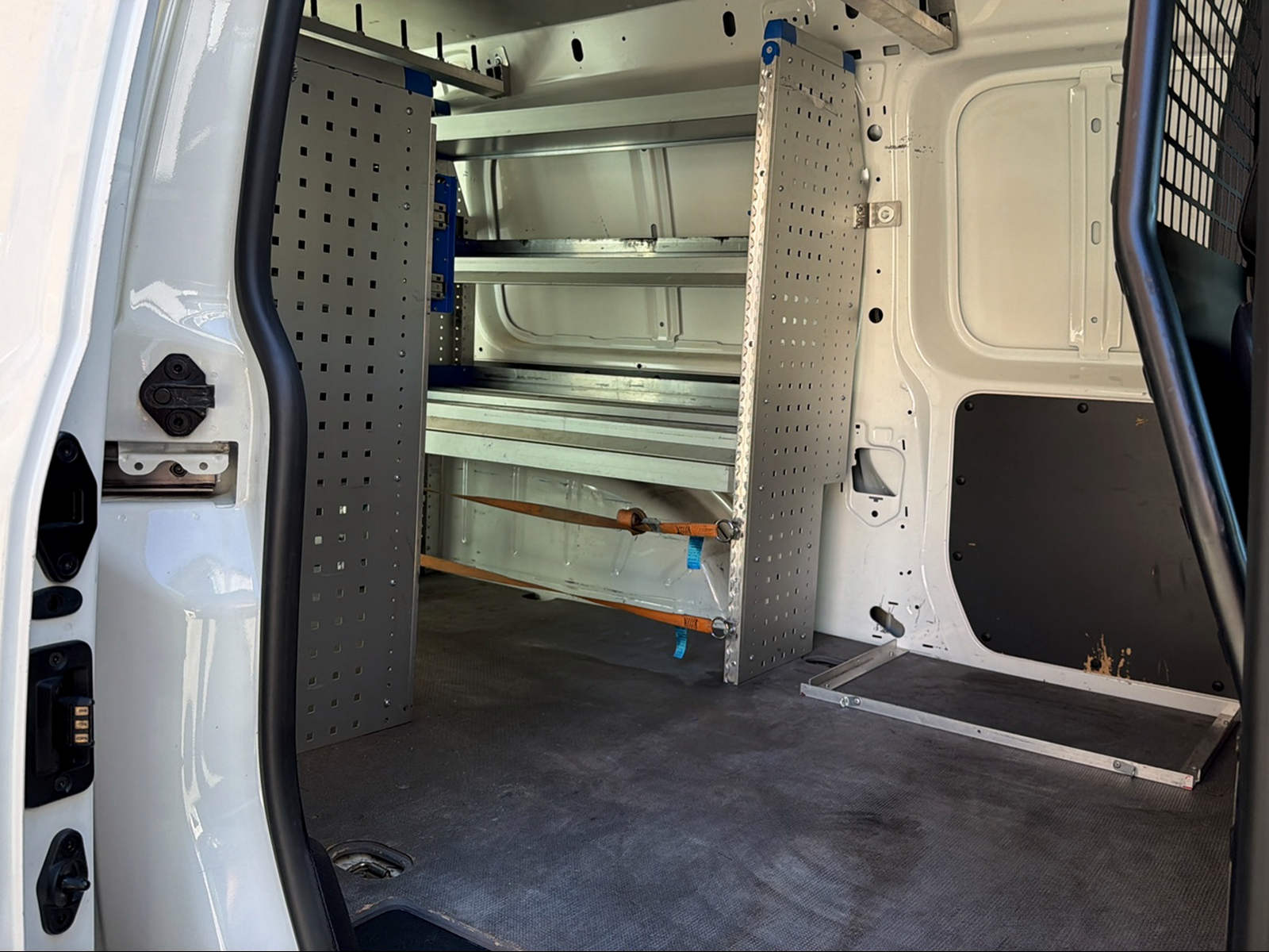 VW Caddy Maxi 2.0TDI BlueMotion Technology-image-9