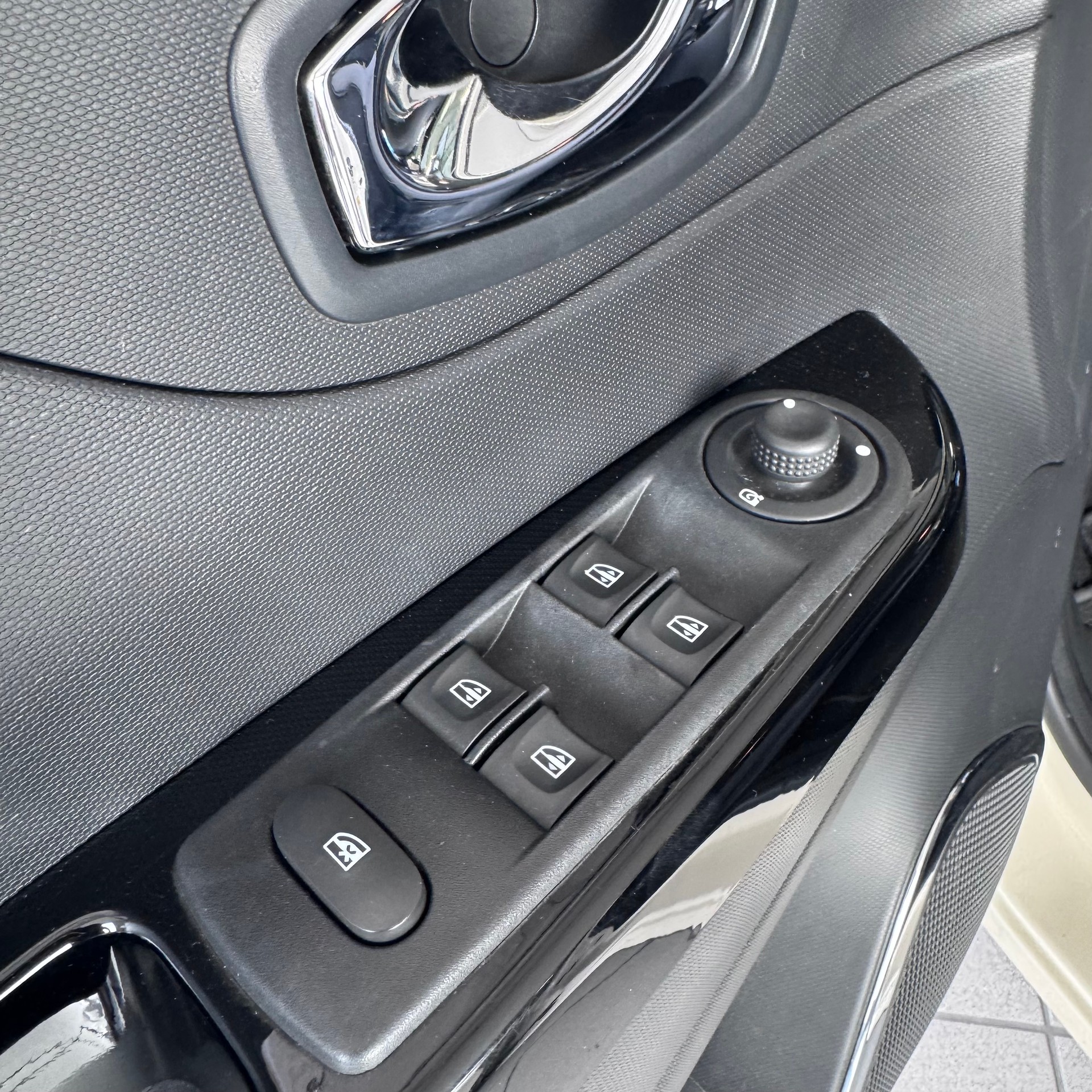 RENAULT Captur 1.5 dCi Privilège EDC-image-12