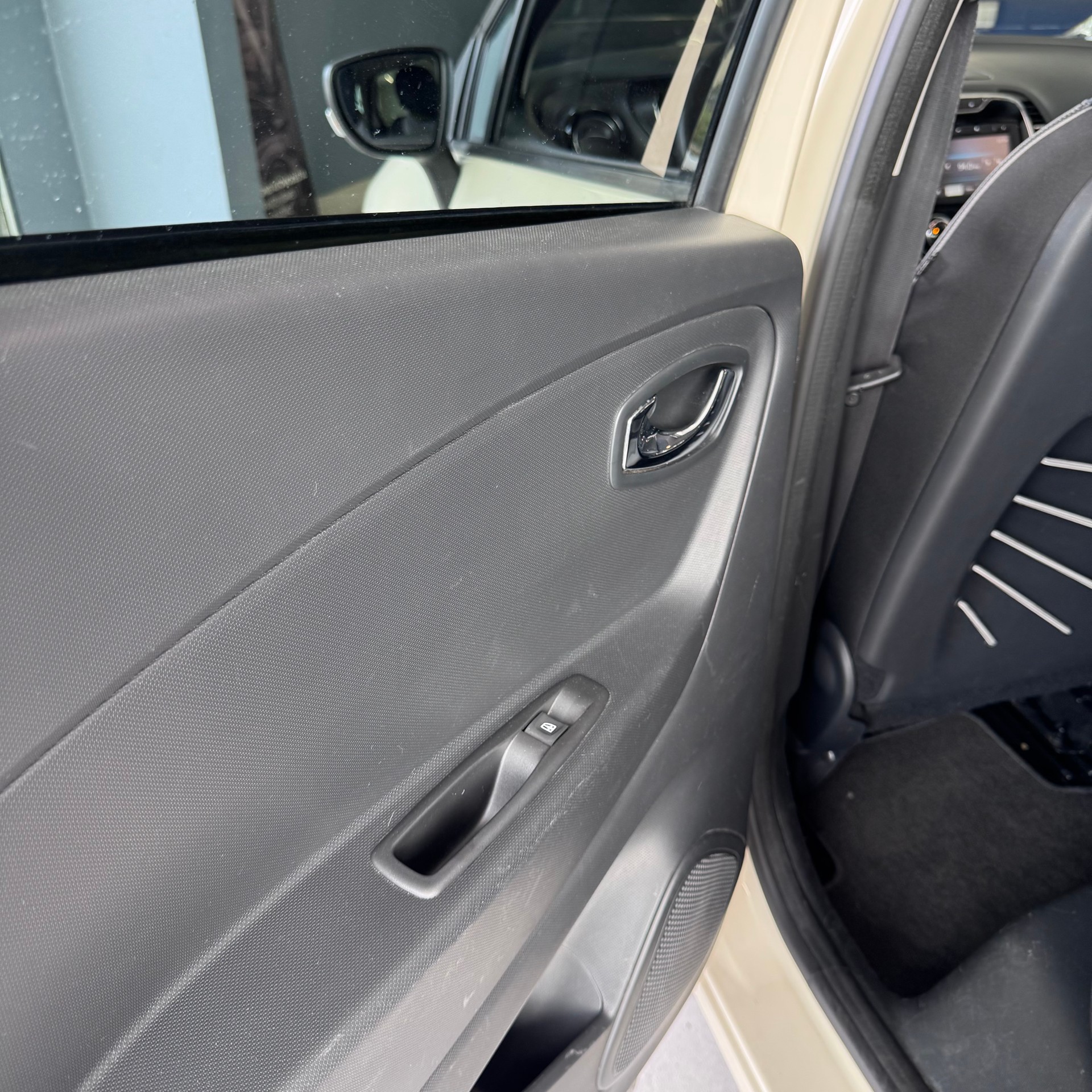 RENAULT Captur 1.5 dCi Privilège EDC-image-13