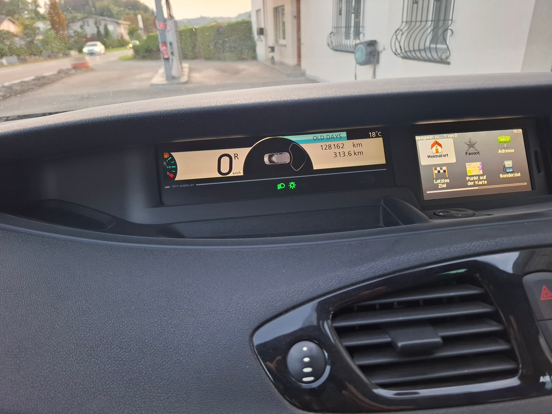 RENAULT Grand Scénic 2.0 16V Dynamique X-Tronic CVT-image-10