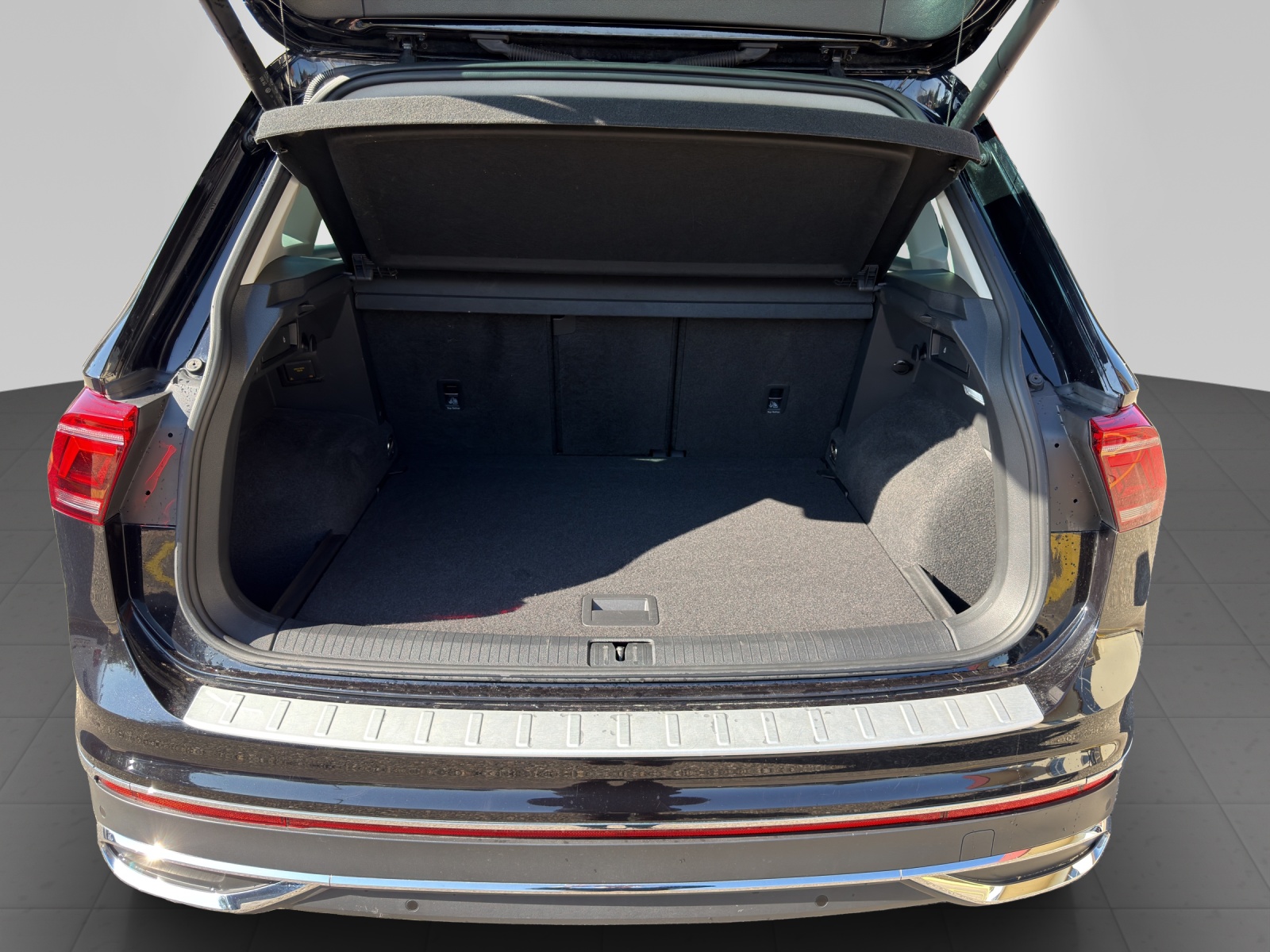 VW Tiguan 2.0TSI Elegance 4Motion DSG-image-11