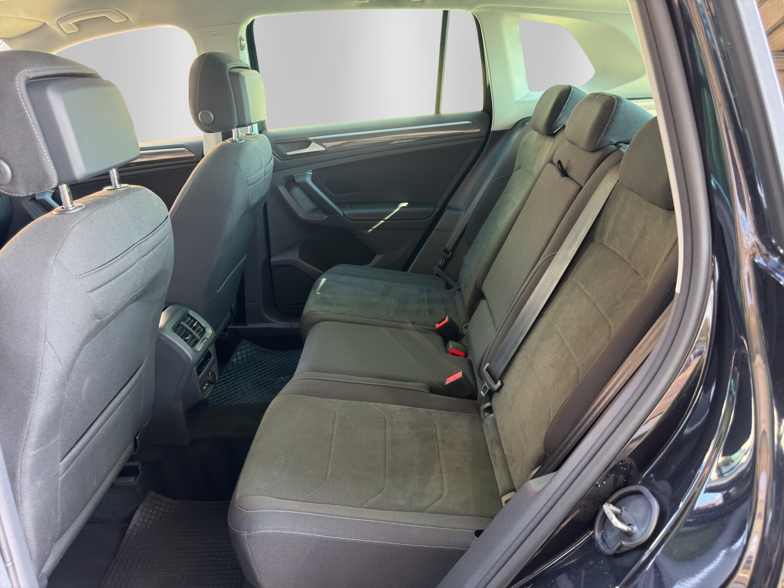 VW Tiguan 2.0TSI Elegance 4Motion DSG-image-10
