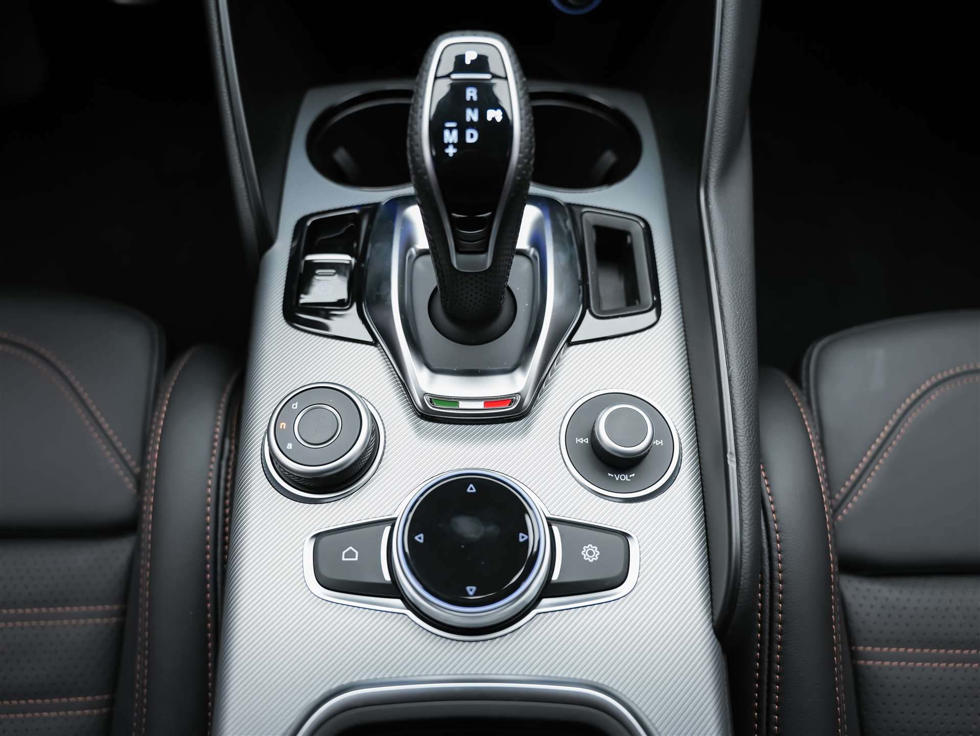 ALFA ROMEO Giulia 2.0 Intensa Q4 AT8 *SOFORT Verfügbar*Werksgarantie*Panorama*Harman/Kardon*-image-24