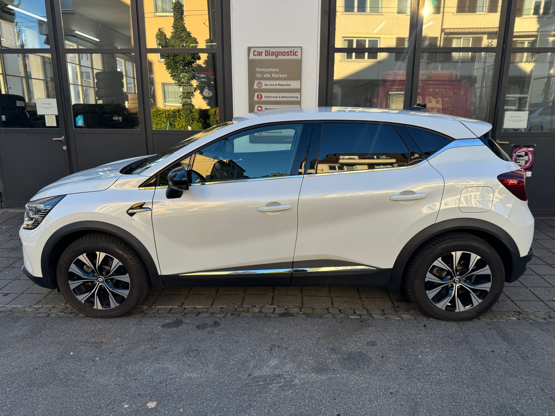 RENAULT Captur 1.6 E-Tech 160 Iconic DHT-showroom-element-3