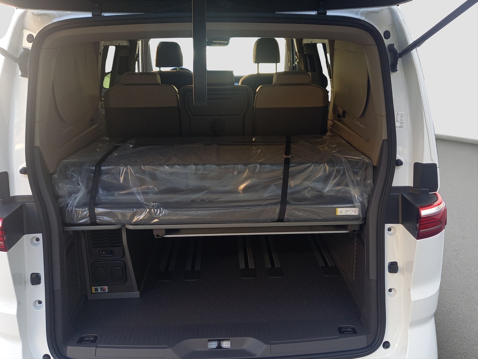 VW California 2.0 TDI Beach Tour Liberty-image-9