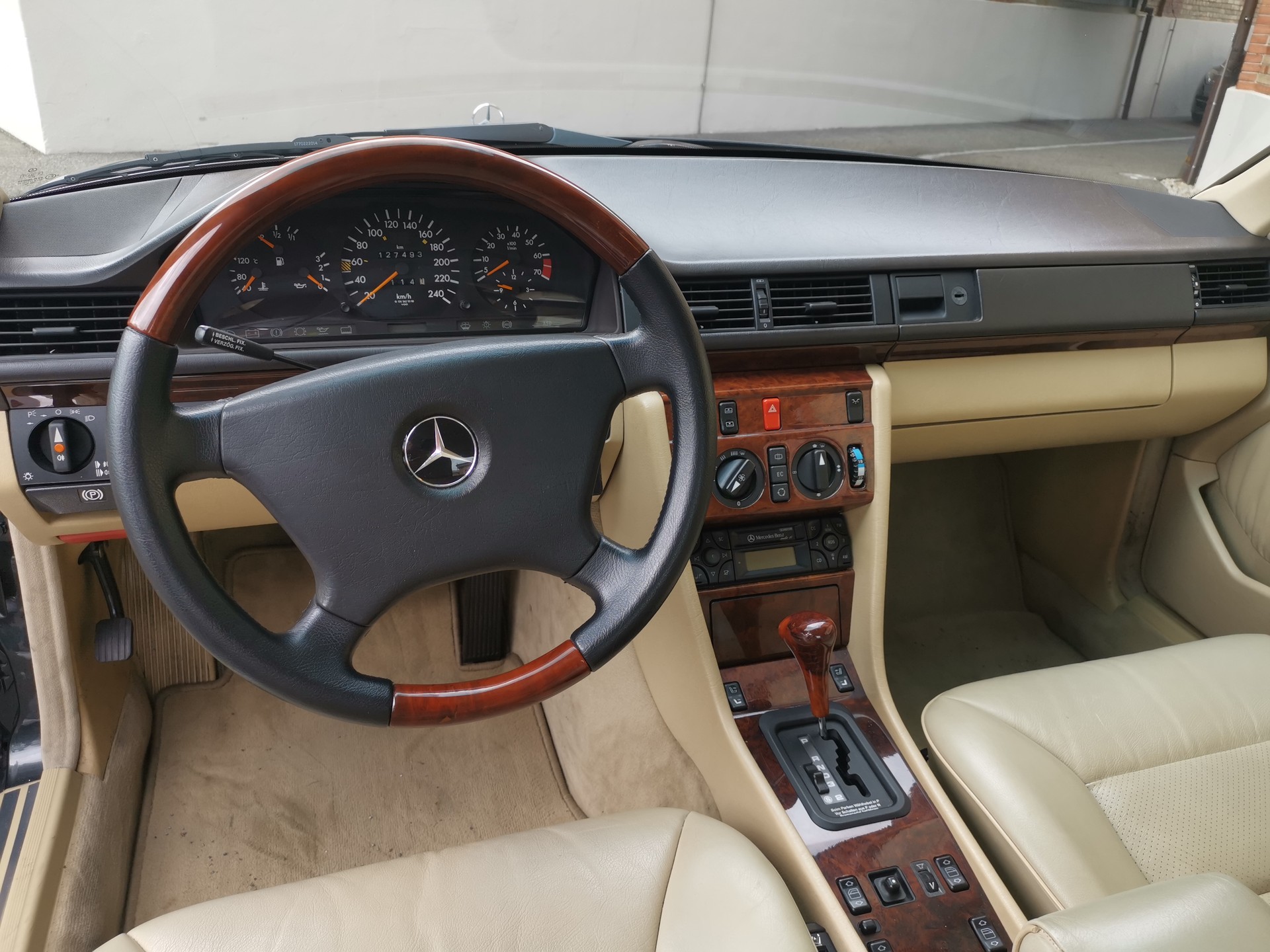 MERCEDES-BENZ 300 CE-image-8