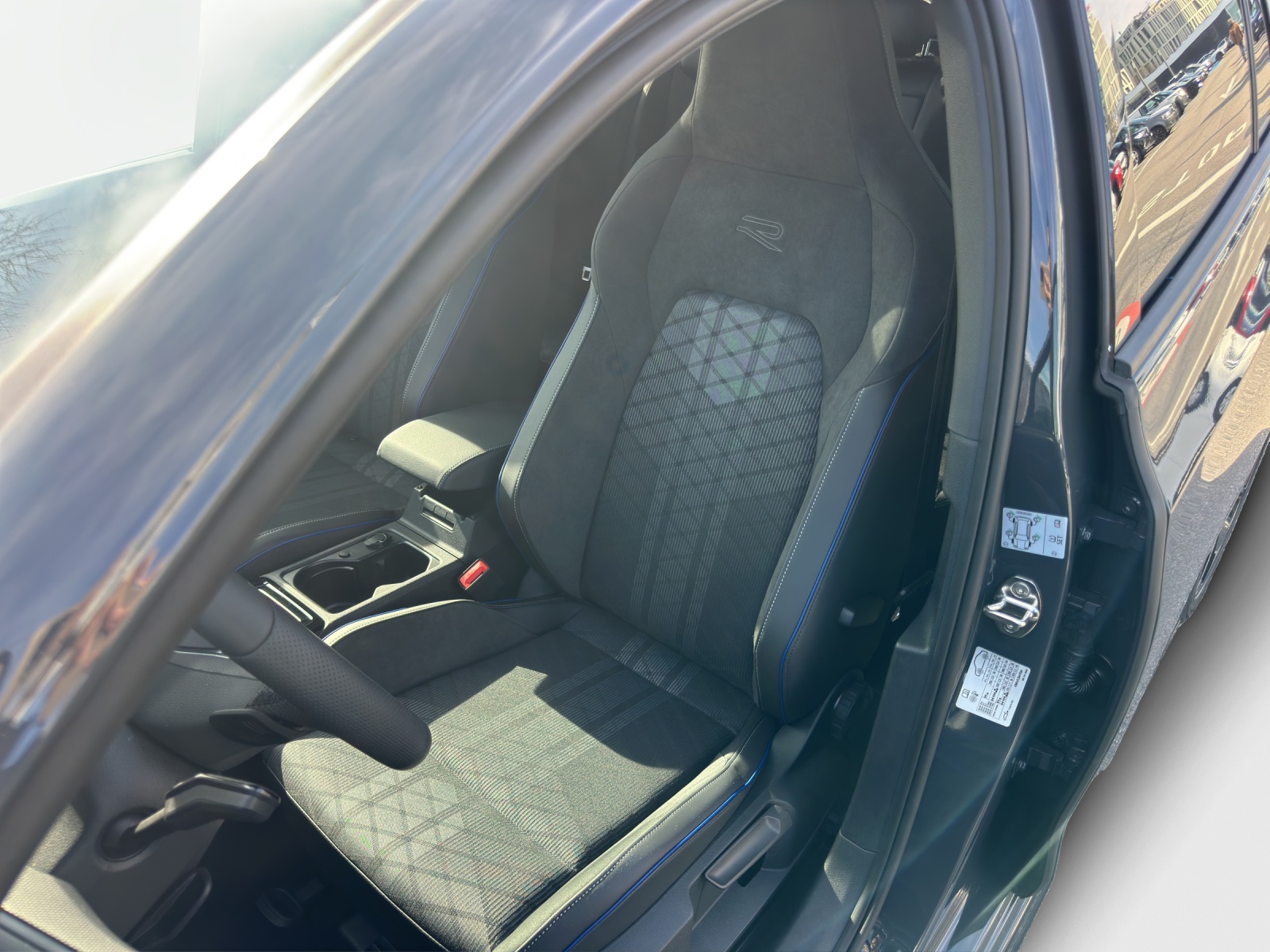 VW Golf Variant 1.5 eTSI mHEV R-Line DSG-image-14