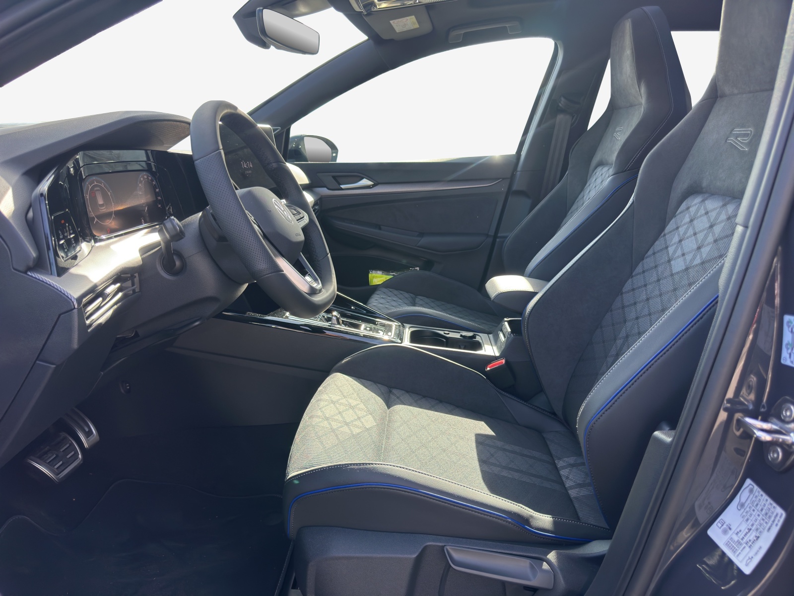 VW Golf Variant 1.5 eTSI mHEV R-Line DSG-image-7