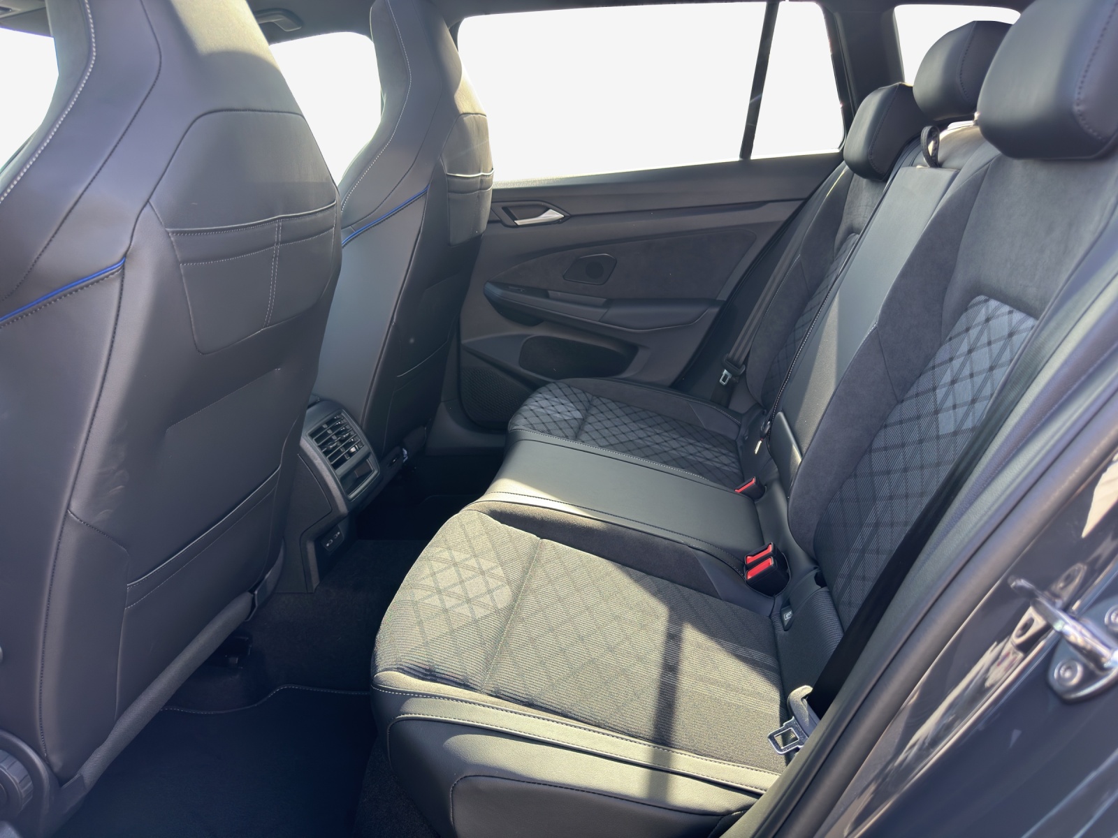 VW Golf Variant 1.5 eTSI mHEV R-Line DSG-image-11