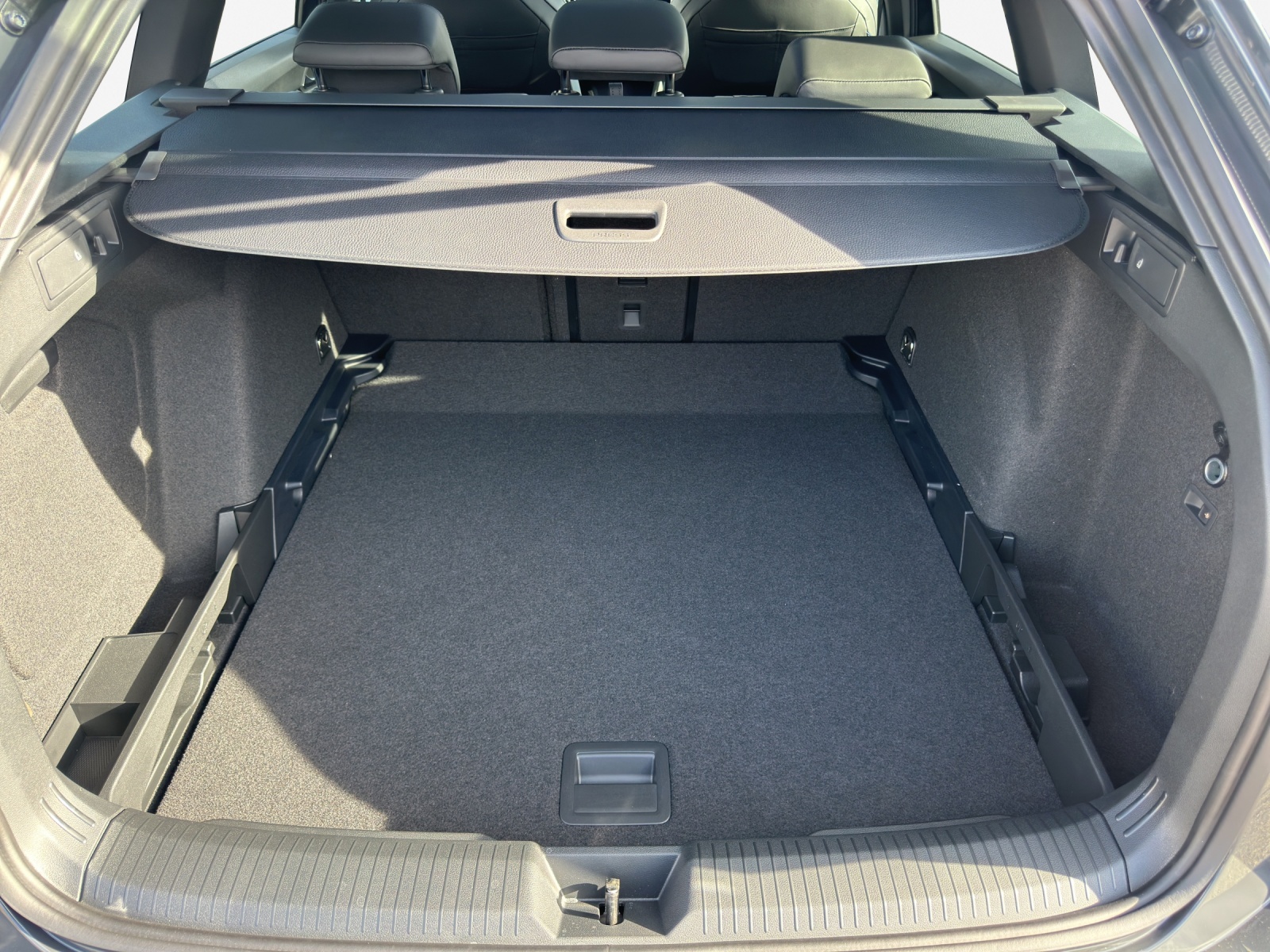 VW Golf Variant 1.5 eTSI mHEV R-Line DSG-image-12