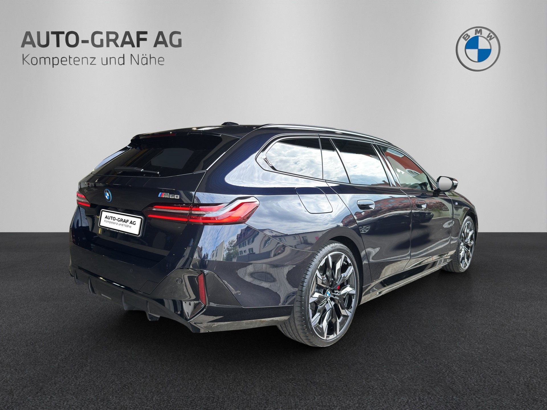 BMW i5 M60 Touring M Sport Pro-image-4