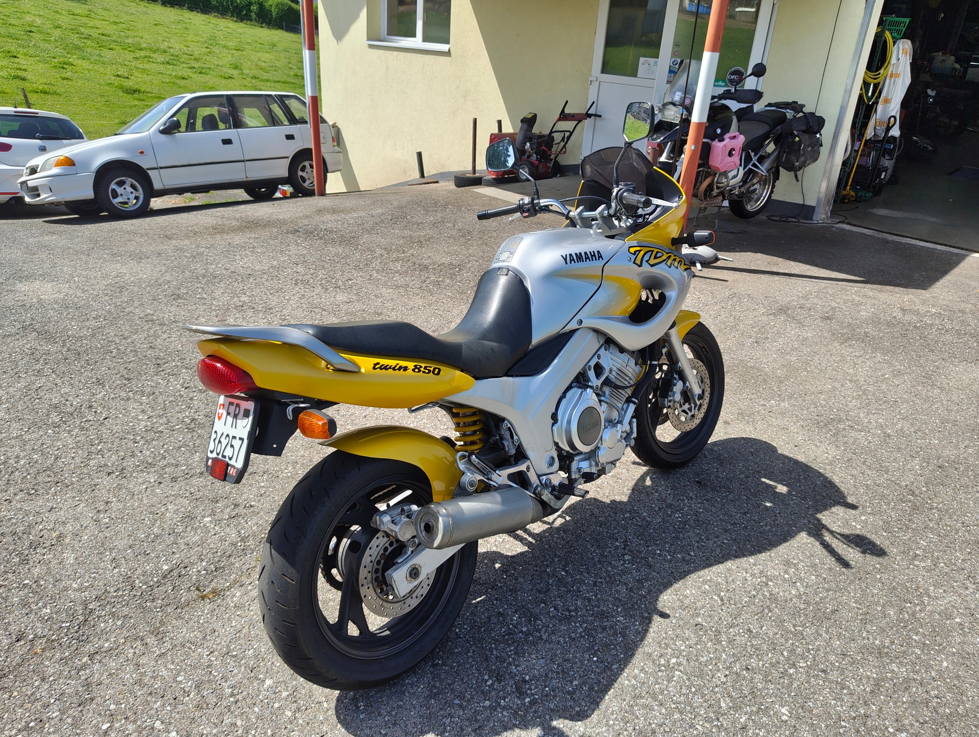 YAMAHA TDM 850-image-1
