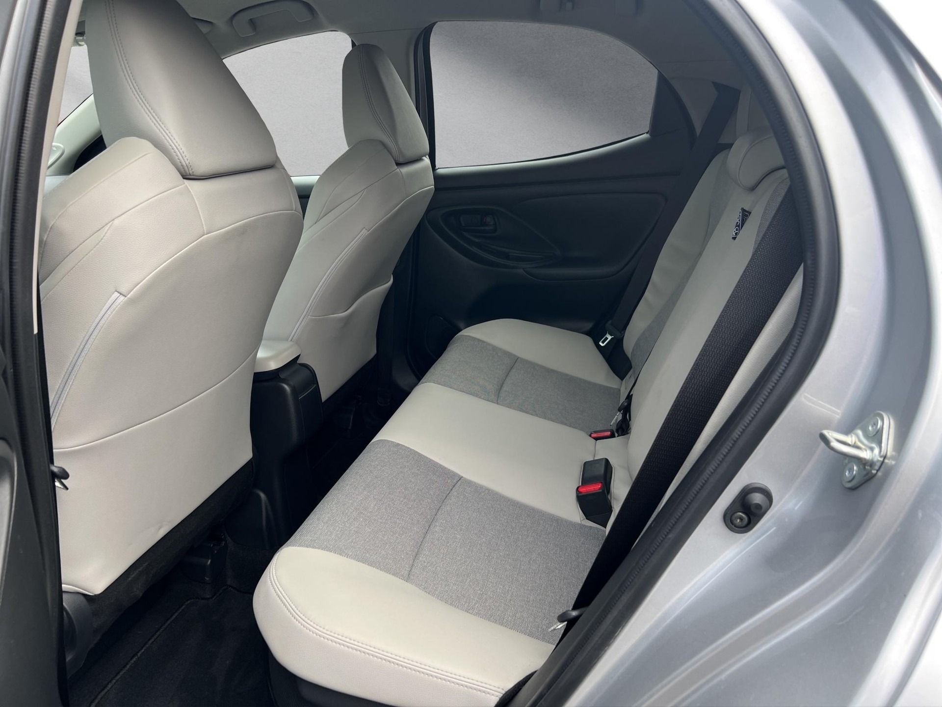 TOYOTA Yaris 1.5 VVT-i HSD Premium-image-7