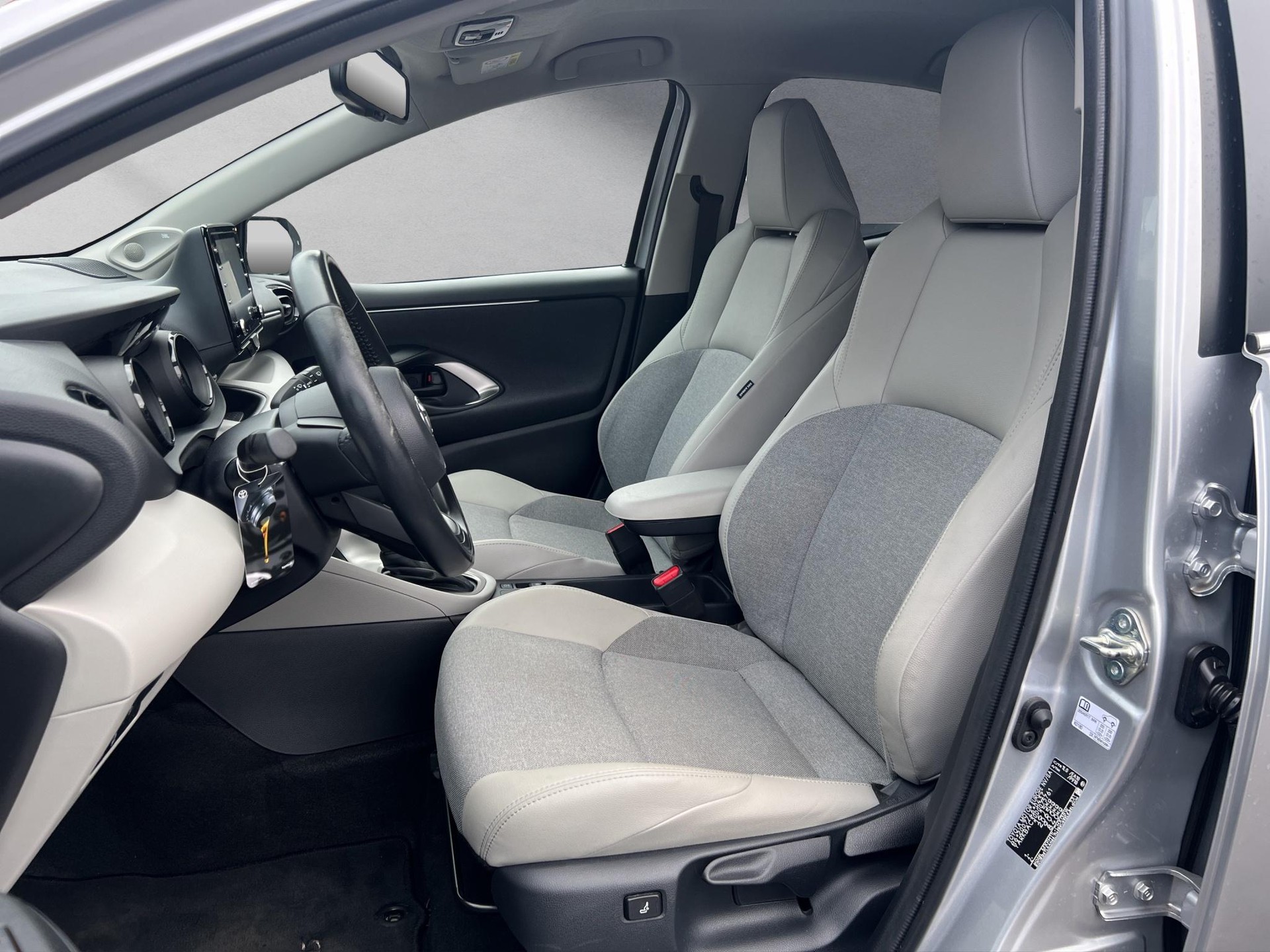 TOYOTA Yaris 1.5 VVT-i HSD Premium-image-3