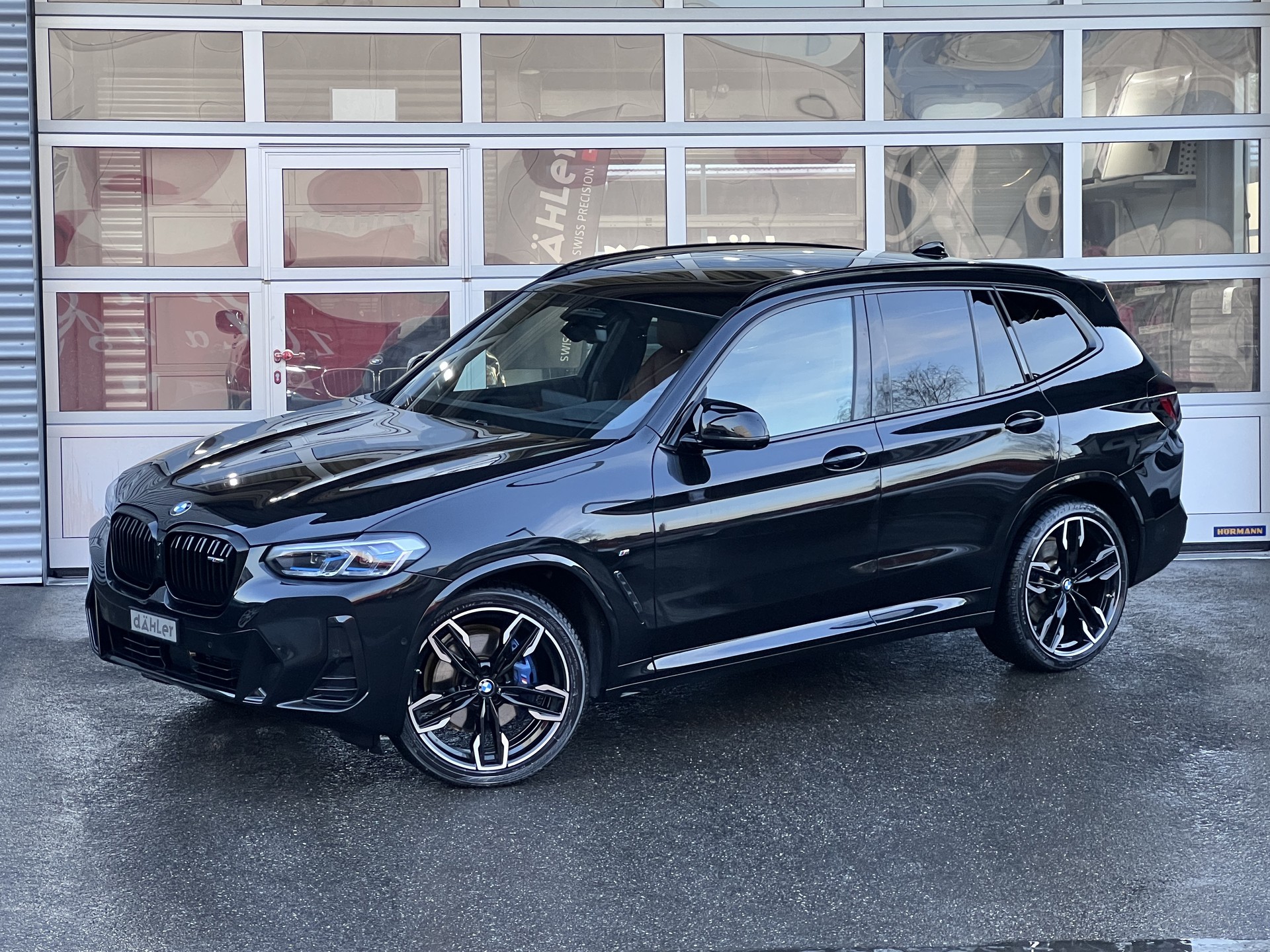 BMW X3 M40i Individual-showroom-element-2