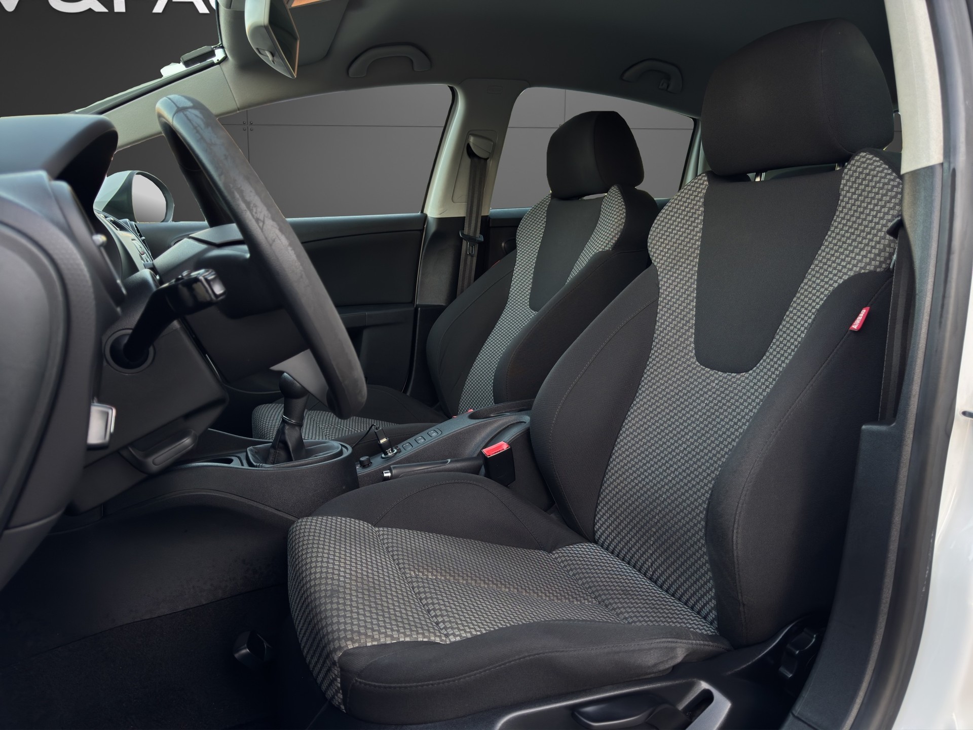 SEAT Leon 1.6 TDI Reference-image-10