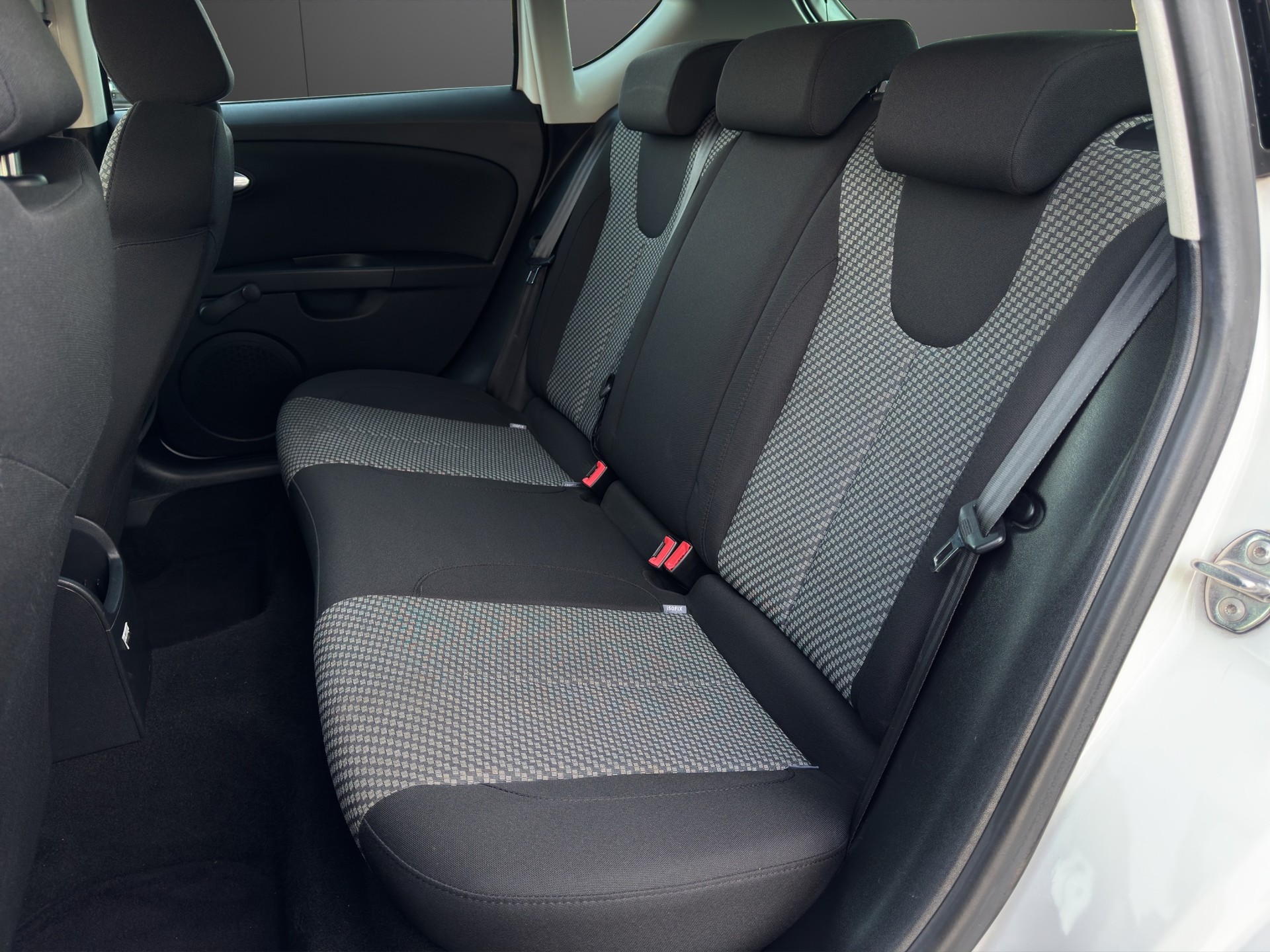 SEAT Leon 1.6 TDI Reference-image-17