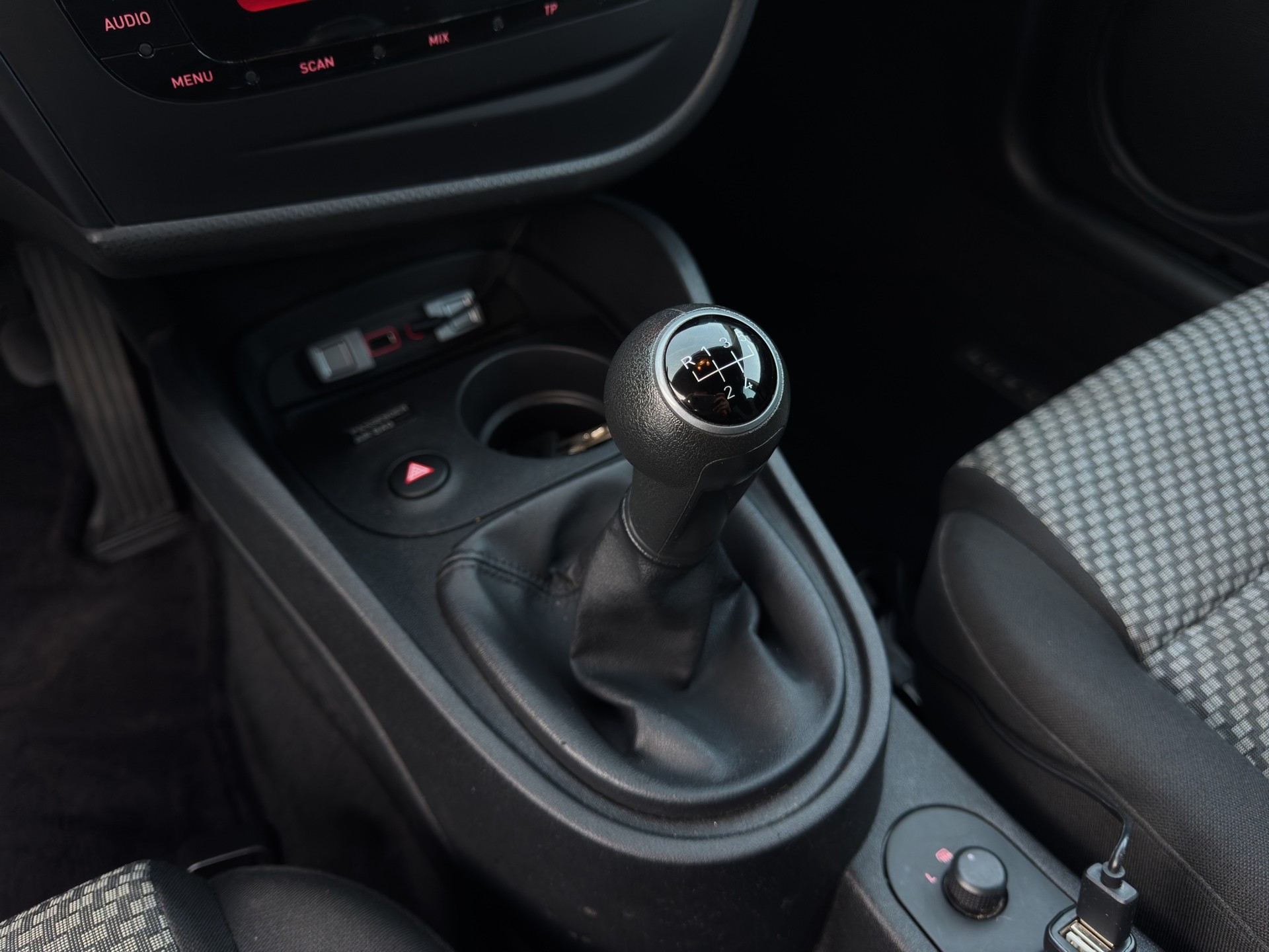 SEAT Leon 1.6 TDI Reference-image-15