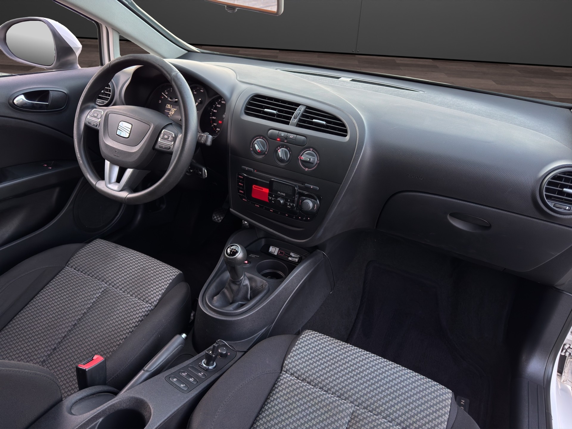 SEAT Leon 1.6 TDI Reference-image-18