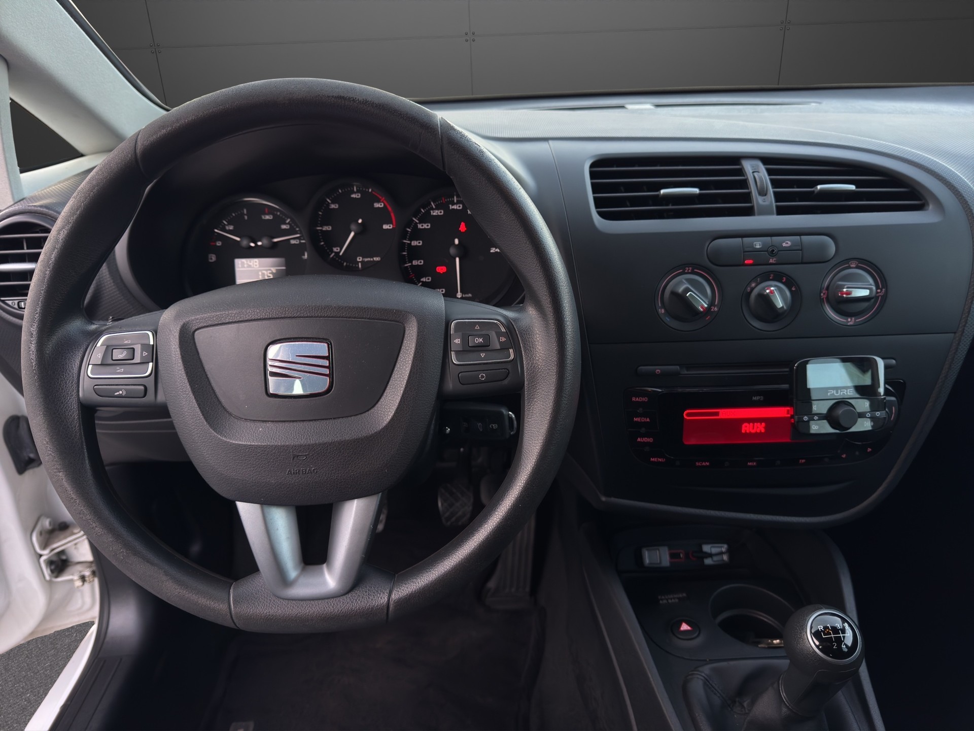 SEAT Leon 1.6 TDI Reference-image-12