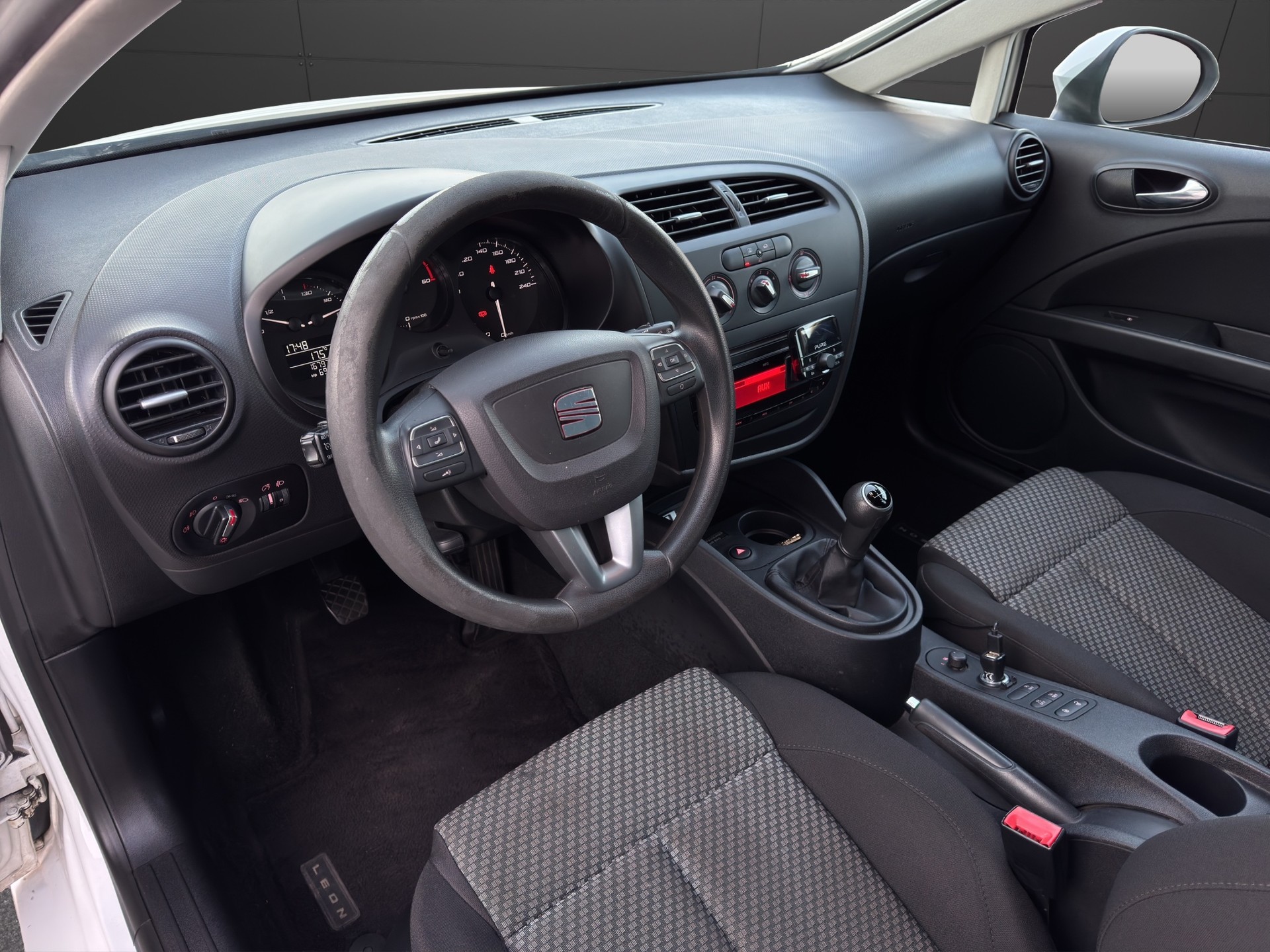SEAT Leon 1.6 TDI Reference-image-9